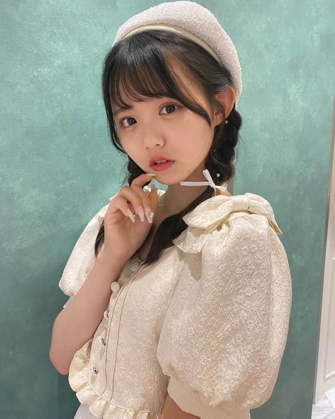 新潮社「ニコラ」さんのインスタグラム写真 - (新潮社「ニコラ」Instagram)「❤️‍🔥🏆夏の私服総選挙2023 アピール投稿🏆❤️‍🔥 この投稿は、ニコラ8月号「夏の私服総選挙2023」のインスタ投票だよ！　（投稿を希望したモデルのみとなります。）　「おしゃれだな！」と思ったニコモの私服の投稿にいいね！を押して投票してね。複数人の投稿にいいね！してOK‼︎ 7/31（月）までのいいね数がポイントになるよ！  ↓↓↓↓↓↓↓↓↓↓  ニコラ8月号私服総選挙のコーデ♪ このコーデでヌン活してきたよ🍰🍒 スイーツが映えるようにコーデはホワイトでまとめました！  甘さレベル ★★★★★  ショルダーリボンブラウス♥BUBBLES ダブルフレアスカート Yevelyn サマーツイードベレー帽♥SNIDEL 靴♥csT&P レース靴下♥しまむら フリルバッグ♥ダイアナ ネックレス♥ラティス 私服総選挙の応援よろしくお願いします♡  #小松崎ふたば#フタバ #ニコモSNAP#ニコモ#ニコラ#nicola#中学生#jc3#今日のコーデ#今日のコーデ#ootd#오오티디」7月1日 18時45分 - nicola_snap