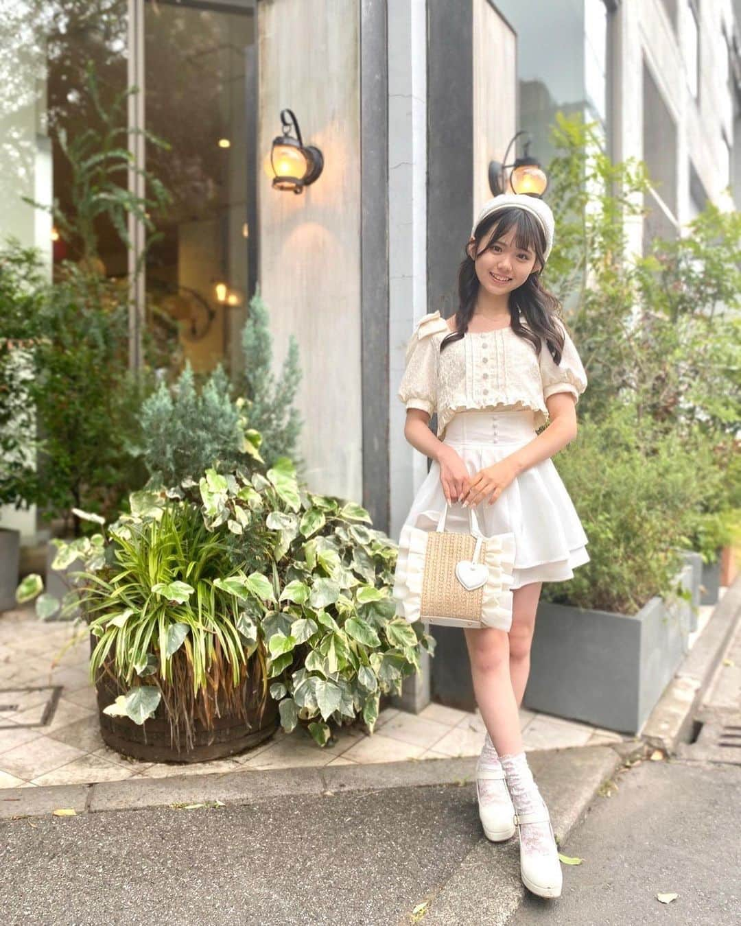 新潮社「ニコラ」さんのインスタグラム写真 - (新潮社「ニコラ」Instagram)「❤️‍🔥🏆夏の私服総選挙2023 アピール投稿🏆❤️‍🔥 この投稿は、ニコラ8月号「夏の私服総選挙2023」のインスタ投票だよ！　（投稿を希望したモデルのみとなります。）　「おしゃれだな！」と思ったニコモの私服の投稿にいいね！を押して投票してね。複数人の投稿にいいね！してOK‼︎ 7/31（月）までのいいね数がポイントになるよ！  ↓↓↓↓↓↓↓↓↓↓  ニコラ8月号私服総選挙のコーデ♪ このコーデでヌン活してきたよ🍰🍒 スイーツが映えるようにコーデはホワイトでまとめました！  甘さレベル ★★★★★  ショルダーリボンブラウス♥BUBBLES ダブルフレアスカート Yevelyn サマーツイードベレー帽♥SNIDEL 靴♥csT&P レース靴下♥しまむら フリルバッグ♥ダイアナ ネックレス♥ラティス 私服総選挙の応援よろしくお願いします♡  #小松崎ふたば#フタバ #ニコモSNAP#ニコモ#ニコラ#nicola#中学生#jc3#今日のコーデ#今日のコーデ#ootd#오오티디」7月1日 18時45分 - nicola_snap