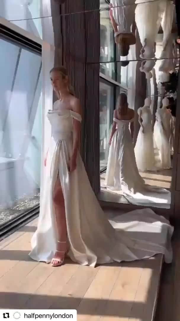 NOVARESE Dress Officialのインスタグラム：「⁡ Halfpenny London のドレスDoveは、サテンの光沢が美しいドレスです オフショルダーからトレーンへと続くディテールは、お好みで結び方を変えられるデザイン(ノバレーゼでは、スカートのスリットを閉じてご紹介しています) ⁡ お問い合わせ、試着予約はお近くのノバレーゼまで ⁡ Dress: Dove (Halfpenny London) @halfpennylondon @novaresewedding  ⁡ #ノバレーゼウエディング #ノバレーゼ #ノバレーゼドレス #プレ花嫁 #東京花嫁 #関西花嫁 #名古屋花嫁 #広島花嫁 #福岡花嫁 #ウエディングドレス #ノバレーゼ花嫁 #novaresewedding #novarese   #Repost @halfpennylondon with @use.repost ・・・ The Dove corset is perfect for any body shape, making sure you feel supported with no bra needed. The draped Duchess satin bodice is so flattering and has long ties which can be draped over the arms, or tied at the back of the neck to create the look you want. Shown here with the matching Dove skirt. #HPLWonder  Venue: @thelondoner #thelondonerhotel Shoes: @sophiawebster  #halfpennylondon」