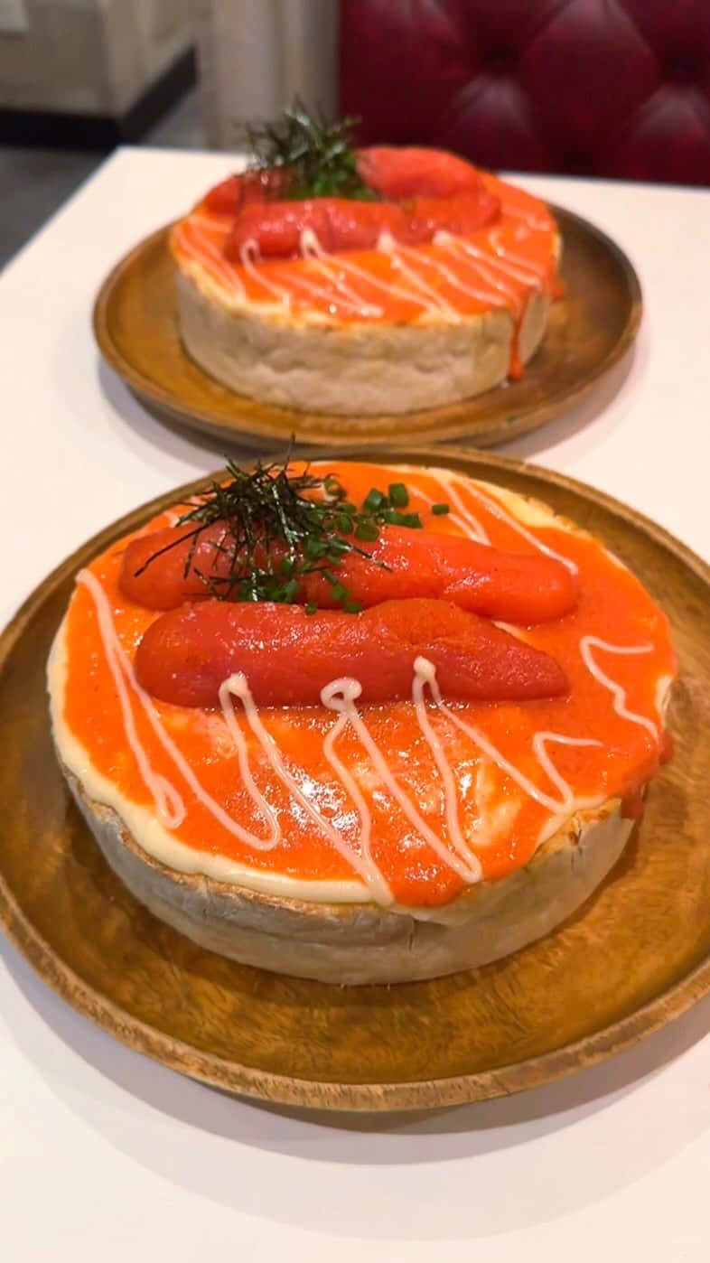 ゆうとグルメのインスタグラム：「🍕明太子を丸々2本乗せた明太パスタシカゴピザ🍕 ㅤㅤㅤㅤㅤㅤㅤㅤㅤㅤㅤㅤㅤ 新宿にあるARK2ndさん(@ark.2nd)の 「明太子パスタシカゴピザ」2900円 ㅤㅤㅤㅤㅤㅤㅤㅤㅤㅤㅤㅤㅤ 新宿駅から徒歩5分ほどのところにあるark2ndさんは、シカゴピザが名物のイタリアンバル！ ㅤㅤㅤㅤㅤㅤㅤㅤㅤㅤㅤㅤㅤ 今回は食べたのは明太子パスタシカゴピザ🍝🍕 ㅤㅤㅤㅤㅤㅤㅤㅤㅤㅤㅤㅤㅤ これはお店名物のチーズたっぷりシカゴピザともちもち明太子パスタを同時に楽しめる夢のコラボメニュー！ ㅤㅤㅤㅤㅤㅤㅤㅤㅤㅤㅤㅤㅤ どかんとトッピングされた2本の明太子と濃厚とろとろチーズ、自家製明太子ソースをしっかりパスタと絡めてからピザ生地と一緒に食べればめちゃくちゃおいしい🤤🤤 ㅤㅤㅤㅤㅤㅤㅤㅤㅤㅤㅤㅤㅤ 中にたっぷり入ったチーズはオリジナルブレンドで時間が経っても固まらなくなっているのも嬉しいポイント！ ㅤㅤㅤㅤㅤㅤㅤㅤㅤㅤㅤㅤㅤ 2人で１つ食べてちょうど良いくらいのボリュームだからこれともう一品サラダとかを頼んでシェアして食べると良いかも！ ㅤㅤㅤㅤㅤㅤㅤㅤㅤㅤㅤㅤㅤ チーズや明太子が好きな人に今日はチートデーってときにぜひカロリーを気にせずがっつり食べてほしい🧀 ㅤㅤㅤㅤㅤㅤㅤㅤㅤㅤㅤㅤㅤ かなりおすすめ！！ ㅤㅤㅤㅤㅤㅤㅤㅤㅤㅤㅤㅤㅤ ㅤㅤㅤㅤㅤㅤㅤㅤㅤㅤㅤㅤㅤ—————————————— 📍東京都新宿区歌舞伎町1丁目6-6 橋本ビル2階 ⏰11:30〜15:00 17:00〜23:00 🛌不定休 🚃新宿駅から徒歩5分 —————————————— #PR #東京グルメ #東京ランチ #新宿グルメ #新宿ランチ #新宿ディナー #ARK2nd #シカゴピザ #明太子パスタシカゴピザ #tokyo #cheese   #歌舞伎町グルメ #歌舞伎町 #新宿 #東京観光 #東京旅行 #チーズ #明太子 #カフェ巡り #カフェ好きな人と繋がりたい #ごはん記録 #おいしい #japantravel #japantrip #japanesefood」