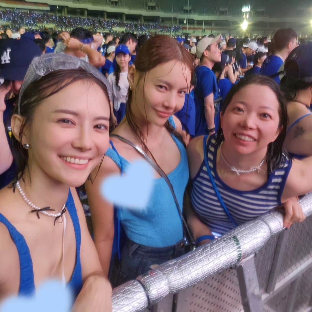 ユ・ハナのインスタグラム：「1년에 한번오는 날이니까! 여름이 좋은 이유 중 하나니까, 이걸로 또 한동안 버티니까, 스토리에는 상세히,  피드로는 박제!  위로였고,감동이였고, 회복이였고, 힘이된 날.  #2023싸이흠뻑쇼  #흠뻑쇼 #0630  PS. 제 지인들께 :  "핸드폰이 맛이갔어요. 됐다안됐다한답니닷, 충전도 피드도 겨우 올림 ㅋㅋ 싸이흠뻑쇼 다녀와서  잃은게 많지만🤣 얻은게 더 많죠. 저나안받아도 이해해달라고오"」