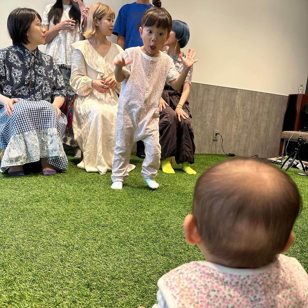 村方乃々佳のインスタグラム：「本番を見守るひーちゃんと 合間に笑わせてくるのんちゃん😆  #村方乃々佳 #ののちゃん #ののかちゃん #ののちゃんねる #nonokamurakata #노노카 #NONOCHAN #ひーちゃん」