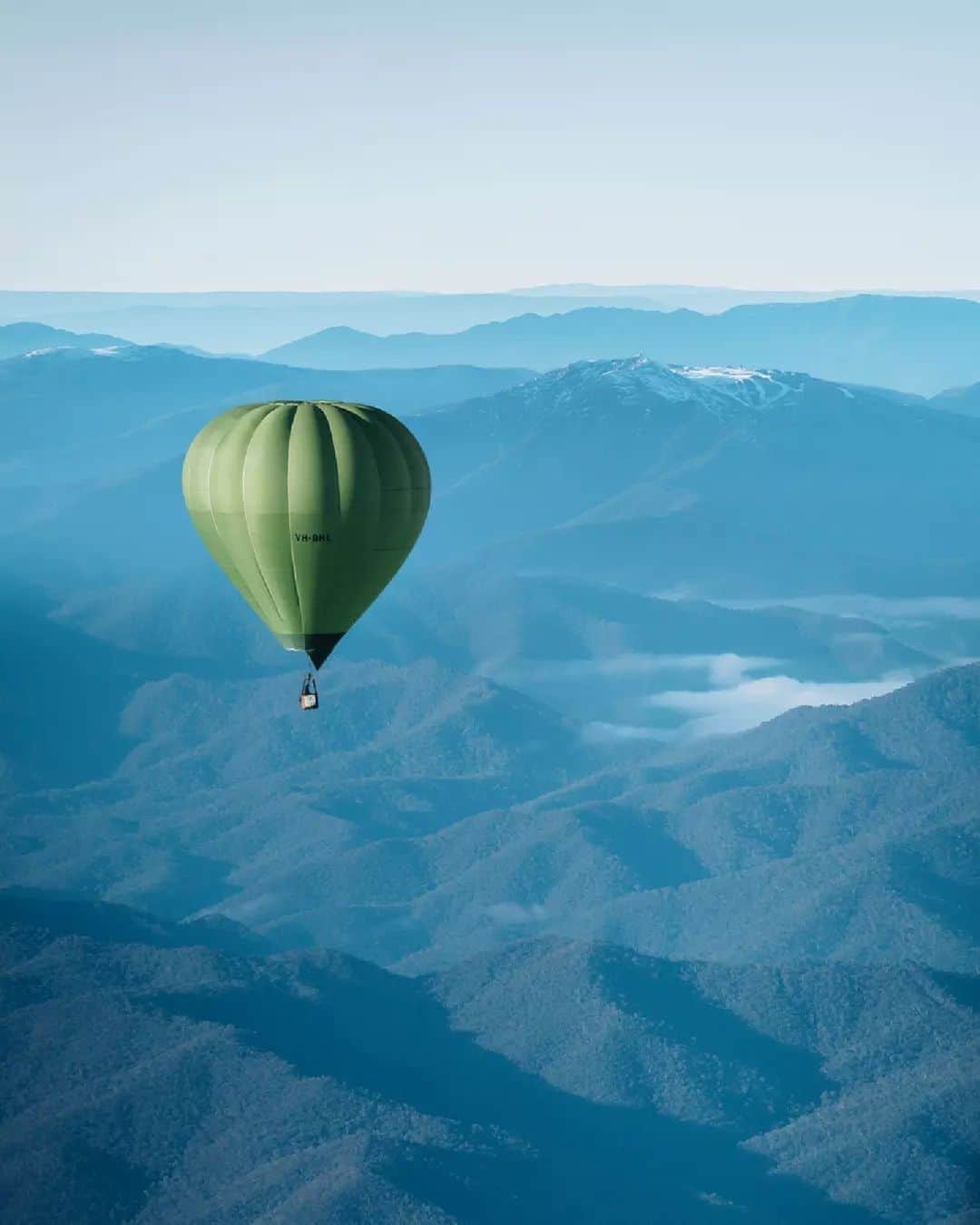 Australiaのインスタグラム：「Afternoons in @visitmansfieldmtbuller look like this 💁 Flying high over the mountain tops of #Mansfield in Victoria's @seehighcountry with @globalballooningaustralia is a delightful way to spend a few hours. #HotAirBalloon adventures normally mean a super early start, however, from May to September #GlobalBallooningAustralia also offer afternoon flights in Mansfield, perfect for those who prefer a little sleep in to start their day 😉. The icing on the cake? The afternoon flights conveniently meet at @delatitewines, so you can easily squeeze in a delicious winery lunch before taking to the skies 👌 #seeaustralia #comeandsaygday #visitvictoria #mansfieldmtbuller」