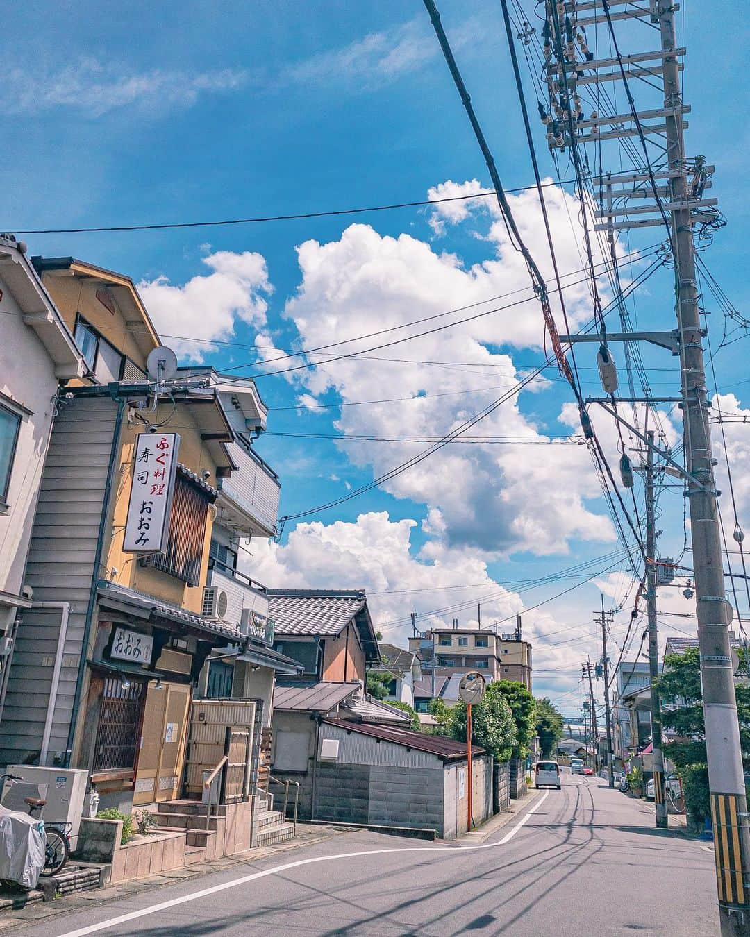 Shotaのインスタグラム：「夏の訪れ  写真集「何気ない日常をアニメチックに。」Amazon販売中です！  気になってくださった方は、プロフィールのハイライトよりリンクをご確認いただければと思います！！  #アニメチック  #japan #photography #photo #lightroom #blue #kf_gallery #raw_japan #japangem #photo_shorttrip  #photo_travelers  #japan_bestpic_  #japan_photogroup  #japantravelphoto  #lovers_nippon  #best_photo_japan  #photo_map  #5min_japan #look_japan  #tabispo #total_japan #thelifejapan #雲フェチクラブ」