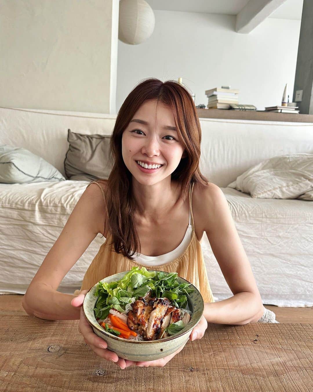 吳斐莉のインスタグラム：「請視吃🤣 夏天到了是吃越南米線的季節啦～ 酸酸甜甜辣辣真的好開胃 但我有問老公 這道菜說真的⋯說簡單不簡單 說容易不容易 要先醃好蘿蔔小菜還有肉肉 煮好的米線要吹涼吹Q 還必須要有2種薄荷葉 醃好得肉要用烤的才好吃 最後就是靈魂醬汁啦🤤 好吃到這週吃了2次  結果就是⋯沒有食譜可以教大家 因為太麻煩了🤣🤣」