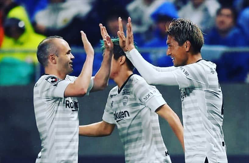のインスタグラム：「Capitão para sempre !! @andresiniesta8  あなたと同じピッチに立てたことが僕の財産です！ 自分の人生でアンドレスとパス交換してゴールを決めされてもらえるなんて思わなかったなぁ〜 本当に最高の時間でした！！ キャプテンありがとうございました！！  さぁ！日本でのラストマッチ！！ヴィッセルファミリーはもちろん、全てのサッカーファンのみんなで応援しよう😁！  頑張れ〜！！  @visselkobe  @andresiniesta8」