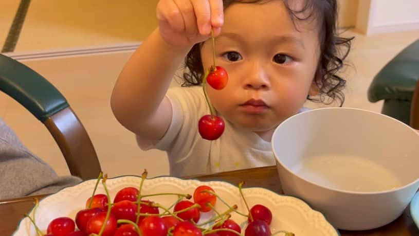 山脇充さんのインスタグラム写真 - (山脇充Instagram)「食いしん坊1歳児の丸が新しいフルーツを口にしました😊  #YouTube #やまわきくん家   1才児がさくらんぼとメロンを食べるだけの動画」7月1日 19時09分 - ninninyamayama