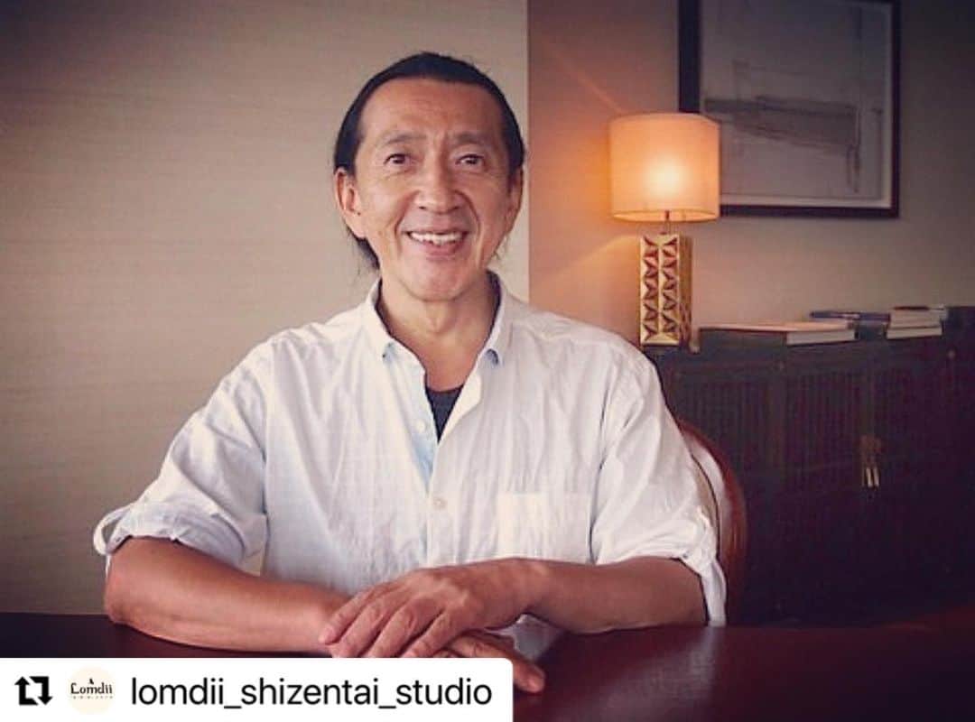 のインスタグラム：「#Repost @lomdii_shizentai_studio with @use.repost ・・・ アシュタンガヨガを日本に広めた第一人者の、  ケン・ハラクマ先生が、ロムディに来てくださります！！ @international_yoga_center   私、トモゾーが2005年に初めてケン先生とお会いして、ケンさんからアシュタンガヨガを学べた事で、今日まで無理なく楽しく練習を続けてこれたのだと実感しております！！  是非！！ 日本のヨガ界のレジェンドから 南インド伝統のアシュタンガヨガを学びませんか？  小さなロムディだからこそ、 身近でケン先生からヨガを学べる貴重な機会です！！  既に満席となっているクラスもありますので、 参加希望の方さお早めにご連絡お待ちしております！！  ☆★☆★☆★☆★☆★  ９月９日（土）  【マイソールクラス①】 AM 5:30-7:00  満席　キャンセル待ち  【マイソールクラス②】 AM 7:15-8:45 満席　キャンセル待ち  【呼吸と瞑想クラス】 AM 9:00-11:00  満席　キャンセル待ち  ９月１０日（日）  【フルプライマリーレッドクラス①】 AM 5:30-7:00 残席わずか  【フルプライマリーレッドクラス②】 AM 7:15-8:45  残席わずか  ※普段の練習がハーフプライマリー迄の方でもご参加出来ます☺︎  全クラス 回／５０００円  ご不明な点など御座いましたら、お気軽にご連絡下さいませ😊  #アシュタンガヨガ #第一人者 #ケンハラクマ先生  #師匠 #ロムディ自然体スタジオ  #アシュタンガヨガ小田原 #小田原ヨガ #ともぞー」
