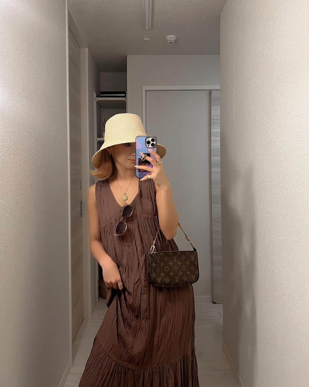 のインスタグラム：「.​ たまには大人っぽいワンピースも🤭🤎​ 裾がふんわりしてて軽やかな印象で可愛い♡​ ​ @classicalelf_official​ #classicalelf#クラシカルエルフ#エルフコーデ#タイアップ#ワンピースコーデ#ワンピース#シンプルコーデ#大人カジュアル#大人カジュアルコーデ#リゾートコーデ#ハットコーデ#夏コーデ​」