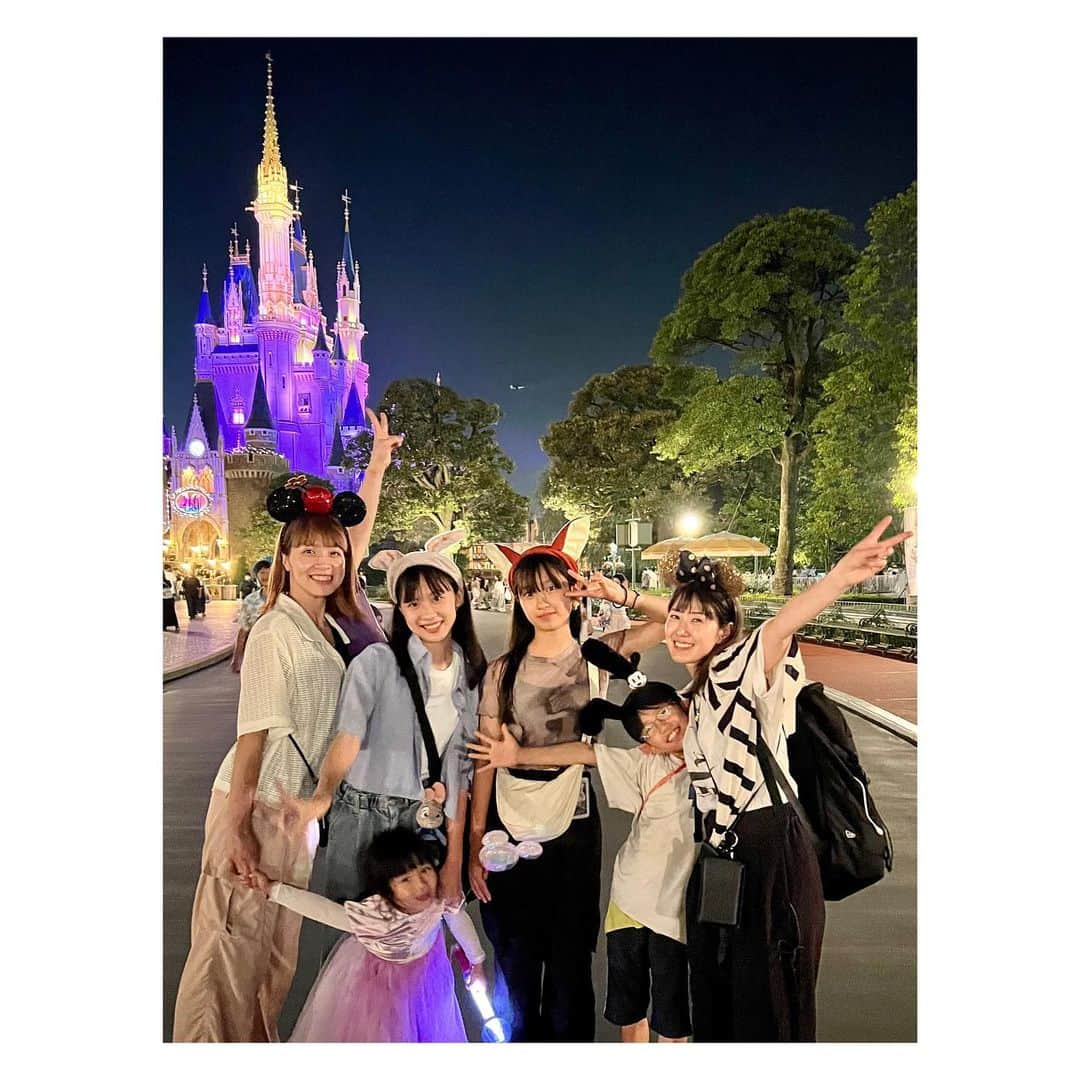 megumi matsuoのインスタグラム：「… ディズニー40th⁎⁺˳✧༚  サラが5時すぎ着で 1番先頭で並ぶことができた♪  お陰で オープン前のビッグサンダーに 10分で乗れちゃったんだけどさ その意気込み ぜひ私生活や学校でもお願いしますよ  ひろみちゃん親子と初ディズニーは 年齢の幅が広くて アトラクションごとに 一緒に乗ったり メンバーチェンジして別行動したり 中学生組は2人で行動したり  ディズニーは気心知れた仲間といく これが1番です♡♡♡  注意 アリスのティーカップに乗るときは サラとは別のカップに乗ることをオススメしますww  #ディズニー#ディズニーランド#子連れディズニー#中学生ママ#小学生ママ#3児ママ #サラミラディズニー#サラミラカイディズニー」