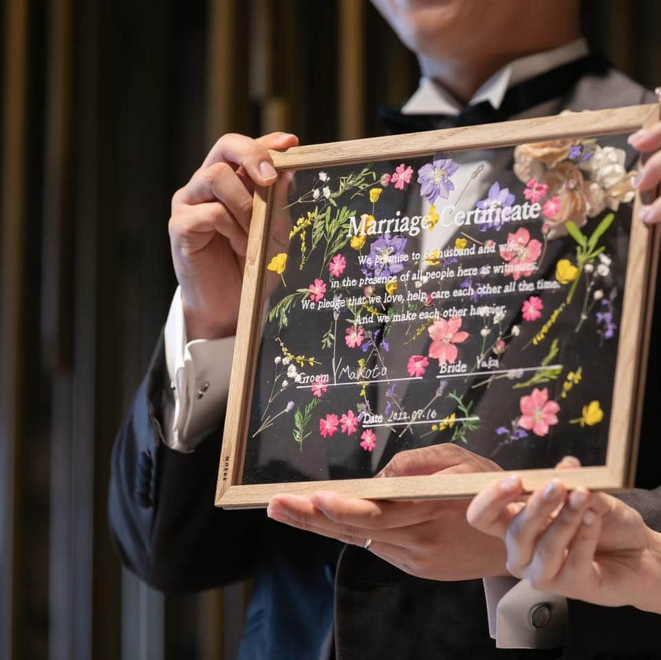 オードヴィーウェディング【名古屋・結婚式場】 さんのインスタグラム写真 - (オードヴィーウェディング【名古屋・結婚式場】 Instagram)「𝐏𝐚𝐫𝐭𝐲 𝐑𝐞𝐩𝐨𝐫𝐭 𝟐  色あざやかな結婚証明書はゲストの皆様との絆を感じる世界にひとつのフラワーアート  祝福と共に舞うリーフーシャワーの中 最高の瞬間を迎えます  ┈┈┈┈┈┈┈┈ ✴︎ 𓌉◯𓇋 ✴︎ ┈┈┈┈┈┈┈┈  これから結婚式を挙げる花嫁さまへ🕊 準備が楽しくなるウェディング情報発信中✨  おいしいもおしゃれも全部叶える！ 名古屋のおしゃれなレストラン𝐖𝐞𝐝𝐝𝐢𝐧𝐠なら オードヴィーウェディング💍💐  会場をくわしく見るならプロフィール ＠eaudevie_wedding.edv の𝐔𝐑𝐋をタップ♩  ┈┈┈┈┈┈┈┈ ✴︎ 𓌉◯𓇋 ✴︎ ┈┈┈┈┈┈┈┈  #パーティーレポート #EDVのパーティーレポート  #2023秋婚 #2023冬婚 #2024春婚 #2024夏婚 #プレ花嫁2023 #プレ花嫁2024 #プレ花嫁準備 #名古屋結婚式 #名古屋結婚式場 #東海花嫁 #東海結婚式 #卒花嫁 #花嫁支度」7月1日 19時03分 - eaudevie_wedding.edv