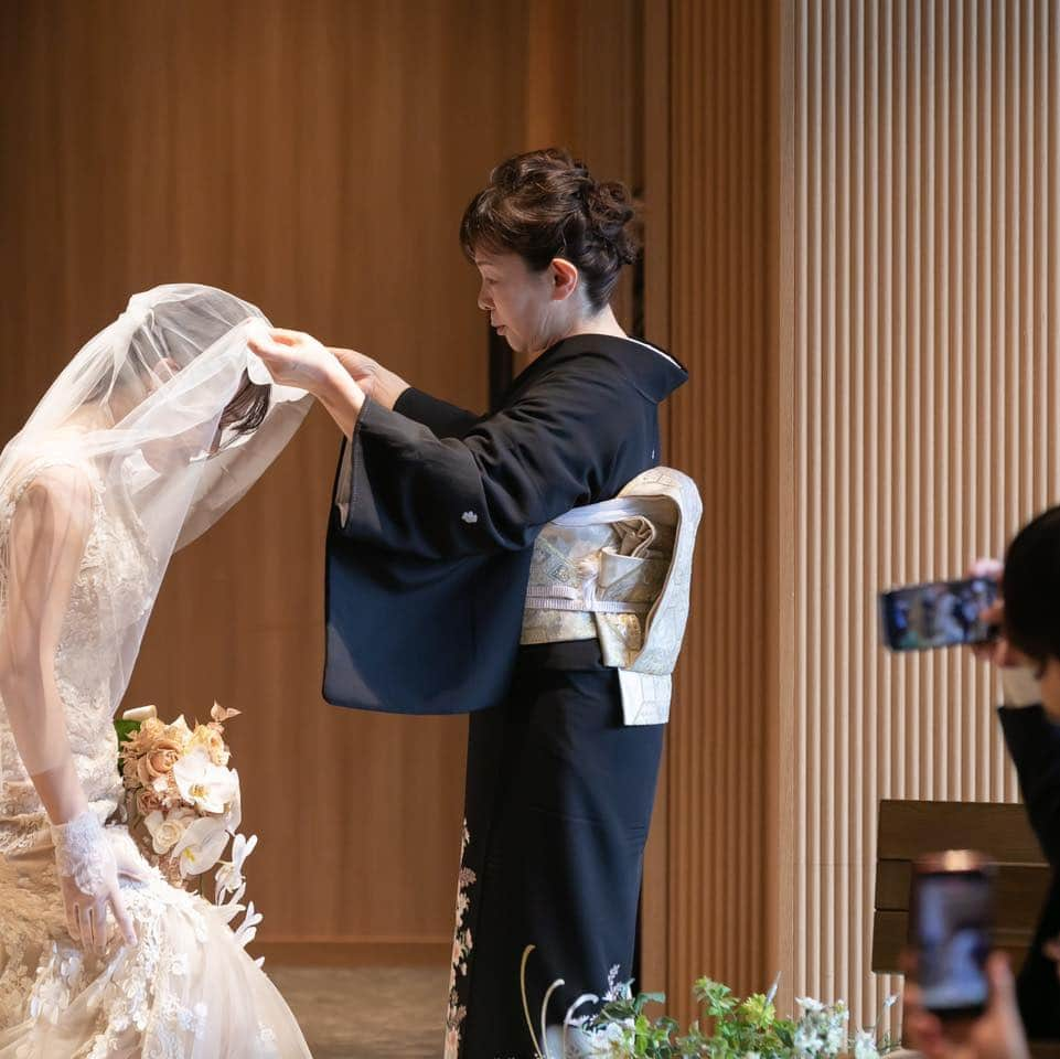 オードヴィーウェディング【名古屋・結婚式場】 さんのインスタグラム写真 - (オードヴィーウェディング【名古屋・結婚式場】 Instagram)「𝐏𝐚𝐫𝐭𝐲 𝐑𝐞𝐩𝐨𝐫𝐭 𝟐  色あざやかな結婚証明書はゲストの皆様との絆を感じる世界にひとつのフラワーアート  祝福と共に舞うリーフーシャワーの中 最高の瞬間を迎えます  ┈┈┈┈┈┈┈┈ ✴︎ 𓌉◯𓇋 ✴︎ ┈┈┈┈┈┈┈┈  これから結婚式を挙げる花嫁さまへ🕊 準備が楽しくなるウェディング情報発信中✨  おいしいもおしゃれも全部叶える！ 名古屋のおしゃれなレストラン𝐖𝐞𝐝𝐝𝐢𝐧𝐠なら オードヴィーウェディング💍💐  会場をくわしく見るならプロフィール ＠eaudevie_wedding.edv の𝐔𝐑𝐋をタップ♩  ┈┈┈┈┈┈┈┈ ✴︎ 𓌉◯𓇋 ✴︎ ┈┈┈┈┈┈┈┈  #パーティーレポート #EDVのパーティーレポート  #2023秋婚 #2023冬婚 #2024春婚 #2024夏婚 #プレ花嫁2023 #プレ花嫁2024 #プレ花嫁準備 #名古屋結婚式 #名古屋結婚式場 #東海花嫁 #東海結婚式 #卒花嫁 #花嫁支度」7月1日 19時03分 - eaudevie_wedding.edv