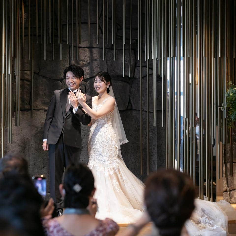 オードヴィーウェディング【名古屋・結婚式場】 さんのインスタグラム写真 - (オードヴィーウェディング【名古屋・結婚式場】 Instagram)「𝐏𝐚𝐫𝐭𝐲 𝐑𝐞𝐩𝐨𝐫𝐭 𝟐  色あざやかな結婚証明書はゲストの皆様との絆を感じる世界にひとつのフラワーアート  祝福と共に舞うリーフーシャワーの中 最高の瞬間を迎えます  ┈┈┈┈┈┈┈┈ ✴︎ 𓌉◯𓇋 ✴︎ ┈┈┈┈┈┈┈┈  これから結婚式を挙げる花嫁さまへ🕊 準備が楽しくなるウェディング情報発信中✨  おいしいもおしゃれも全部叶える！ 名古屋のおしゃれなレストラン𝐖𝐞𝐝𝐝𝐢𝐧𝐠なら オードヴィーウェディング💍💐  会場をくわしく見るならプロフィール ＠eaudevie_wedding.edv の𝐔𝐑𝐋をタップ♩  ┈┈┈┈┈┈┈┈ ✴︎ 𓌉◯𓇋 ✴︎ ┈┈┈┈┈┈┈┈  #パーティーレポート #EDVのパーティーレポート  #2023秋婚 #2023冬婚 #2024春婚 #2024夏婚 #プレ花嫁2023 #プレ花嫁2024 #プレ花嫁準備 #名古屋結婚式 #名古屋結婚式場 #東海花嫁 #東海結婚式 #卒花嫁 #花嫁支度」7月1日 19時03分 - eaudevie_wedding.edv