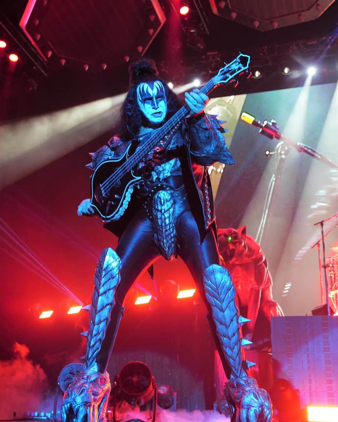 KISSのインスタグラム：「#Mannheim! Tonight is your night! We're bringin' it, so be ready.  #EndOfTheRoadTour #Germany  Photos: Keith Leroux」