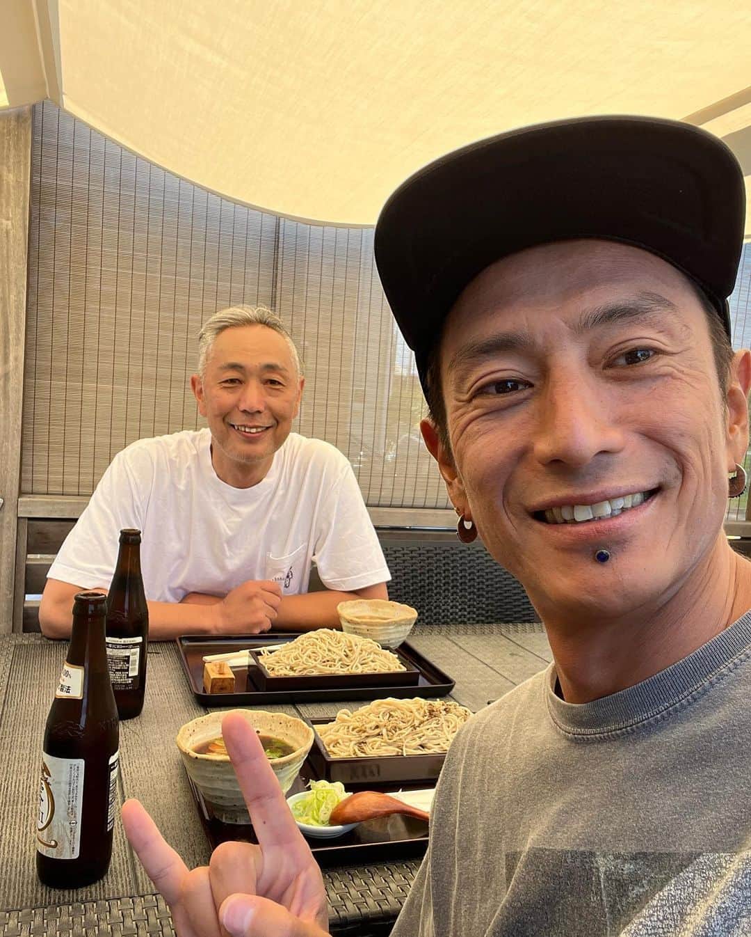 伊勢谷友介のインスタグラム：「コンスタントなオンショアな湘南に、蕎麦兄と海に入りました。小せえし、チャポチャポの海で気持ちよく乗れたのも1本、2本でしたとさ！ でも蕎麦兄の鴨セイロで慰められで、スッカリ元気になりました！ 良かったら行ってみて！めちゃ美味しいよ！ @sobanii のお店は鵠沼の海からすぐそばです。土日は混んでます。水木休みです。 その後、最近ゲットしました海賊のサンダルを履いて帰りましたとさ！  #sobanii  #蕎麦兄  #sandals #鴨セイロ  #鴨セイロそば  #鵠沼海岸」