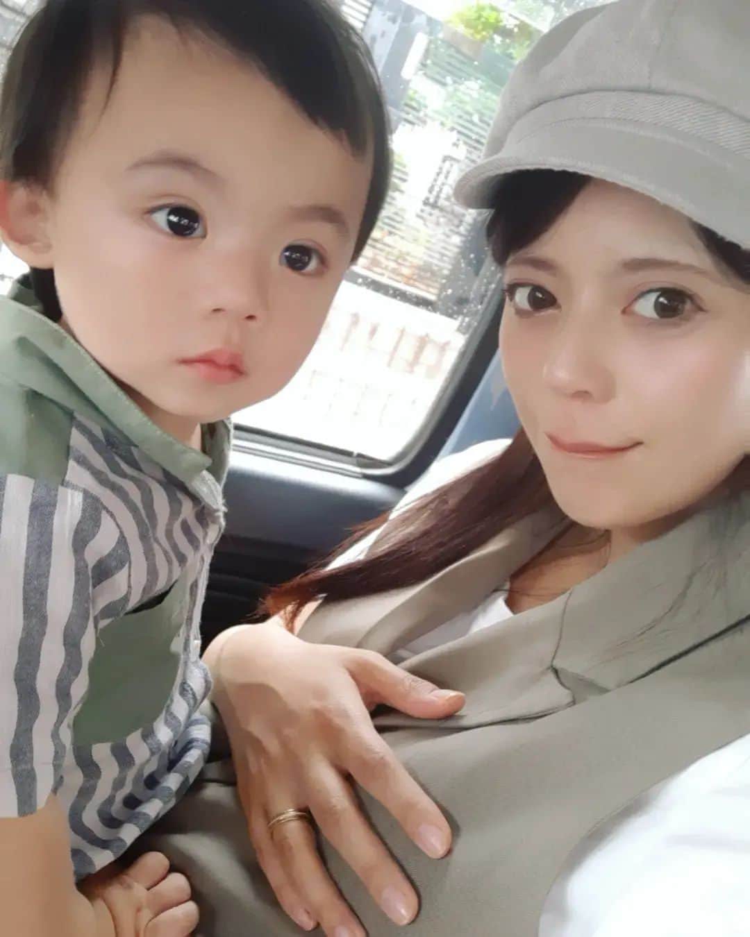 友利愛美のインスタグラム：「7月の目標🍀🐨🦙  純喫茶に行く☕  美味しい豚汁を作る🍚  たくさんの好きを見つける&感じる&噛みしめる&大切にする！💐  ぐふふ♥楽しみまーーーす🦙  #親子ショット #babyboy #赤ちゃんのいる暮らし  #公式たまひよグラマー #男の子ベビー #男の子ママ」