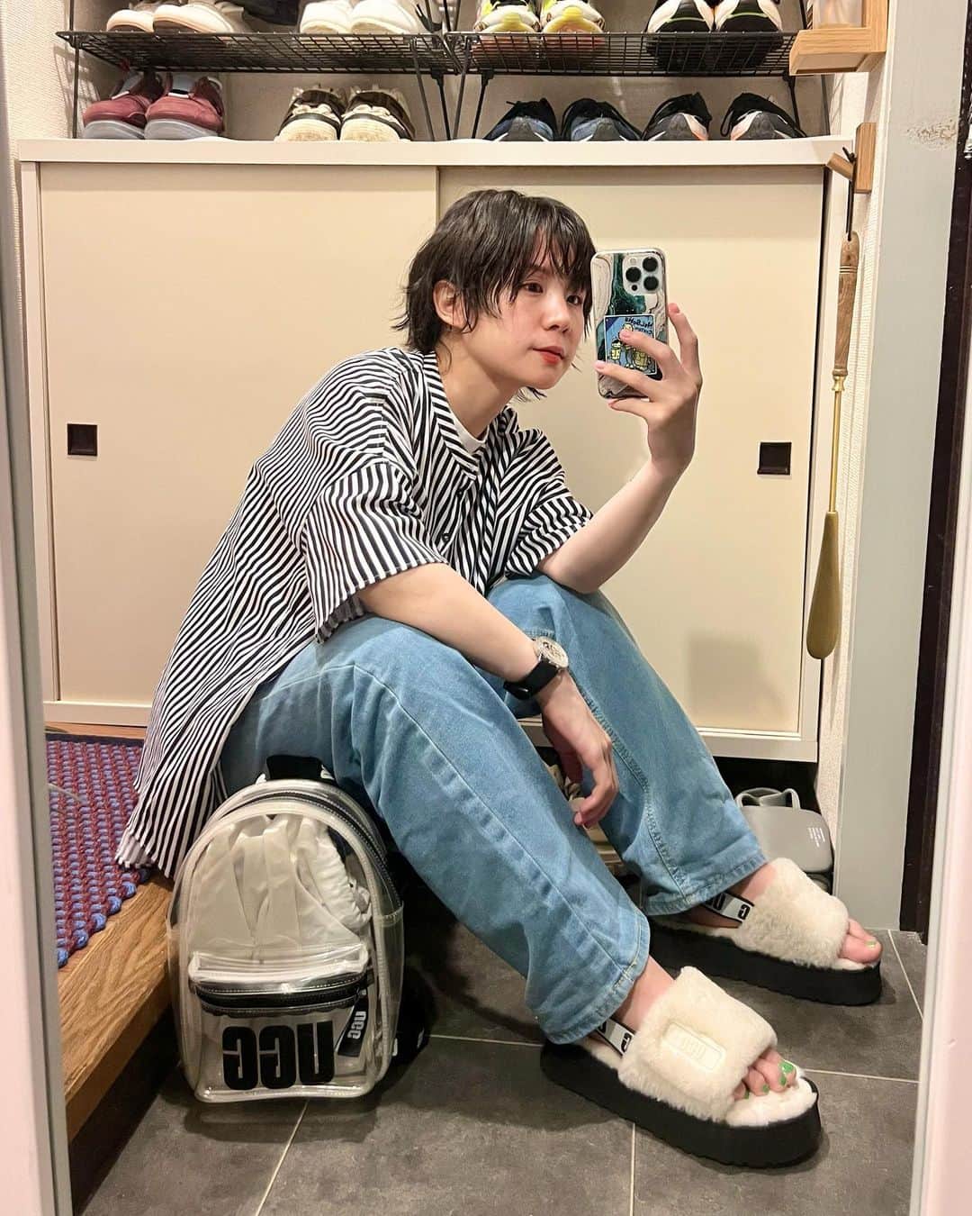 光永のインスタグラム：「玄関撮りのシンプルコーデ🩵 ストライプシャツは何枚あってもいい。半袖でゆったりしててこれにした🫡 この日はお仕事終わりに、小川と、UGGの原宿店オープンイベントへ👟華やかで広くて最高でした。 ゆめっちにも久しぶりに会えました🦄あと、タジさんにも初めて会えました🦄 高見さんありがとうございました！良き日💐💐💐 ㅤㅤㅤㅤㅤㅤㅤㅤㅤㅤㅤㅤ シャツ：#libracun デニム：#pivotdoor  サンダル、バッグ：#UGG ㅤㅤㅤㅤㅤㅤㅤㅤㅤㅤㅤㅤ #ootd #ストライプシャツコーデ #メンズライクコーデ #ボーイッシュコーデ #玄関インテリア #ugg原宿 #クリアバッグ」