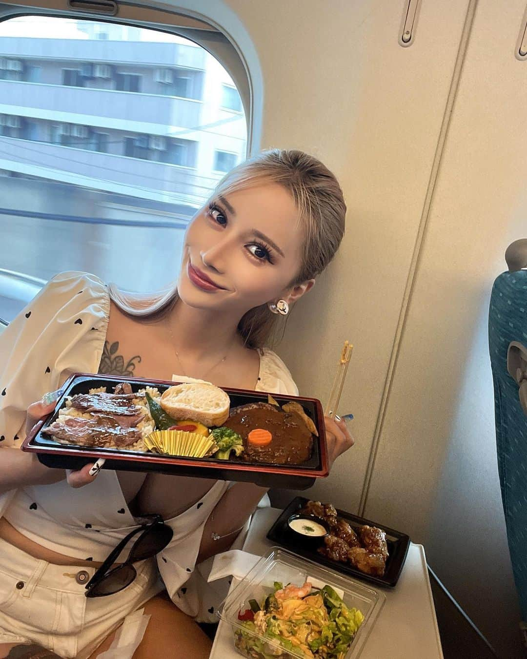 Chikoのインスタグラム：「食べるのが生き甲斐。 それ以上の物はないですね。 . でも人間ドックの結果で少し自粛中😊 . でもいつこの世から居なくなっても 悔いのないようにたくさん食べたい。 . . . #食べるの大好き」