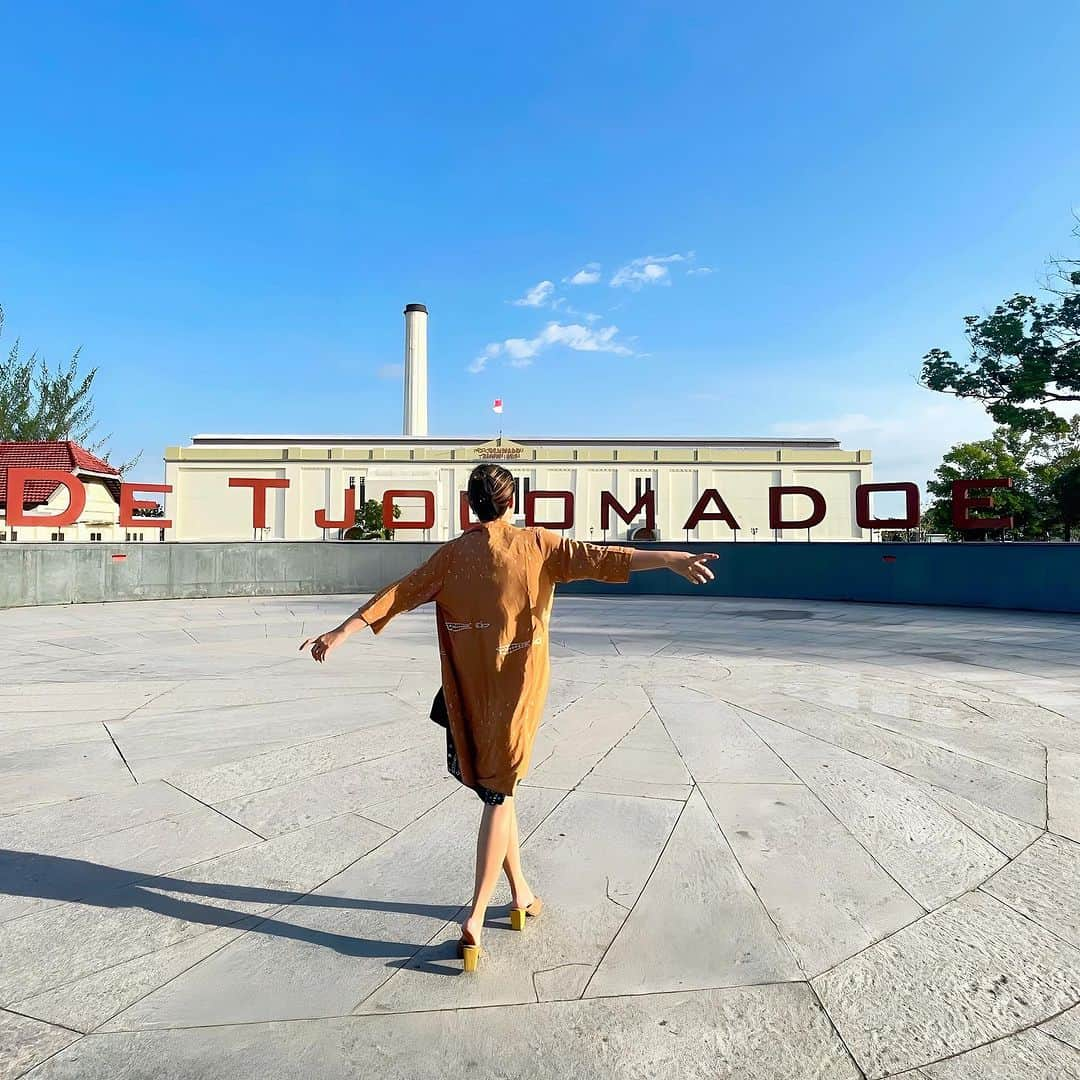 Vicky Shuさんのインスタグラム写真 - (Vicky ShuInstagram)「Strolling around De Tjolomadoe  . . Lovely Batik dress and outer from @pisalin_official  #perjalananvickyshu #solo #surakarta #detjolomadoe」7月1日 19時10分 - vickyshu