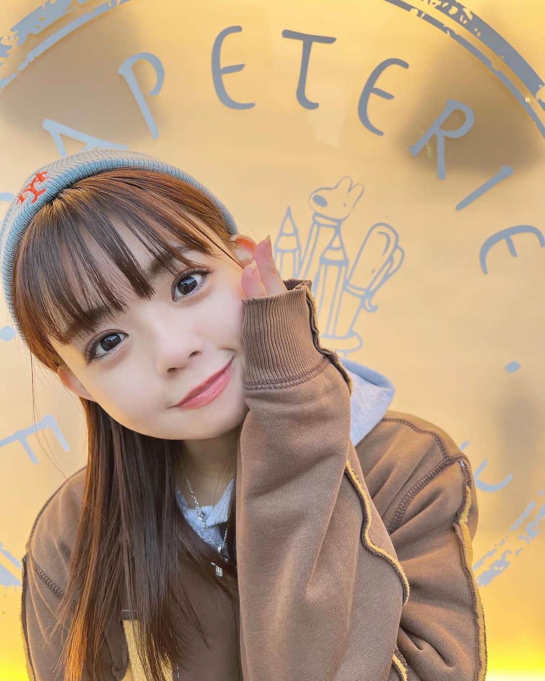 宮里莉羅のインスタグラム：「ついこの間までニット帽被ってたのに🪼 今日から7月！！( ｰ̀֊ｰ́ )  #ニット帽コーデ#ニット帽女子#ニューエラ女子#ストリートコーデ#ナイキ女子#NIKE#02년생 #follow#followme#f4f#likeforlike#follow4follow#fyp#instagood#japanesegirl#instalike#selfie#ootd」