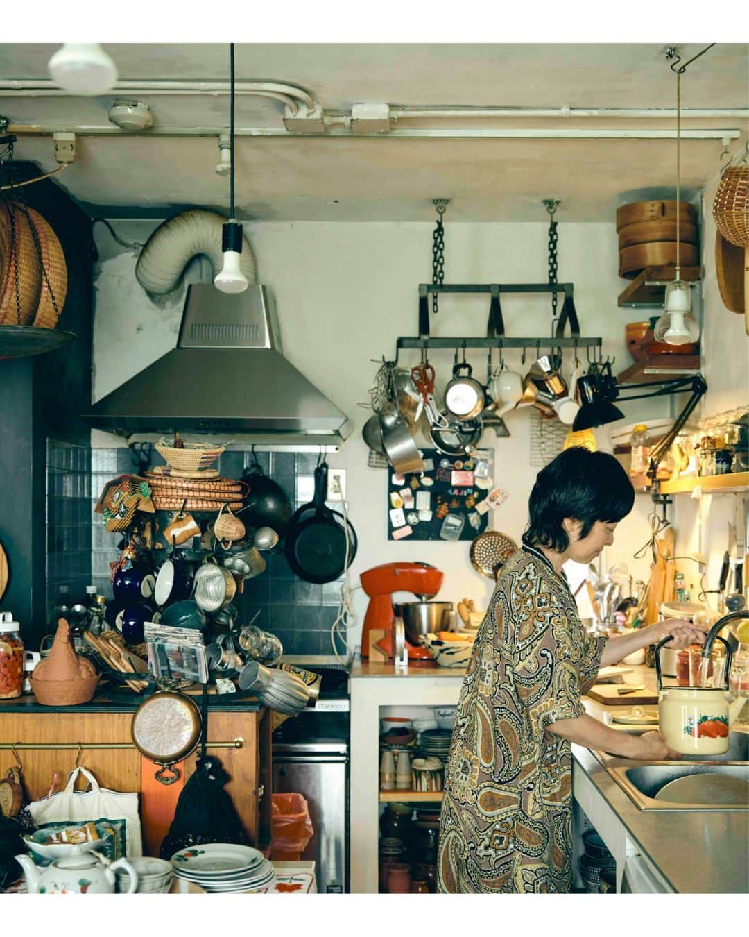 Hanako公式さんのインスタグラム写真 - (Hanako公式Instagram)「【発売中】最新号「小さな部屋を自分らしく」 。 ゲストもホストもリラックスする居心地のいい家は、キッチンも素敵!? アウトドアインフルエンサー・YURIEさんや、料理家・口尾麻美さん など、食への愛が募り“キッチンリノベ”を実践した7人の台所を見学。   🔗本誌の詳細は、プロフィール下のリンクへ！ @hanako_magazine  【Hanako1222号_「小さな部屋を自分らしく」】 #Hanako #Hanakomagazine #インテリアデザイン #インテリア小物 #模様替え #古民家DIY #1人暮らし部屋 #2人暮らし部屋 #収納アイディア #お部屋作り #マイルームインテリア #キッチンリノベ #移住計画 #befirst」7月1日 19時16分 - hanako_magazine