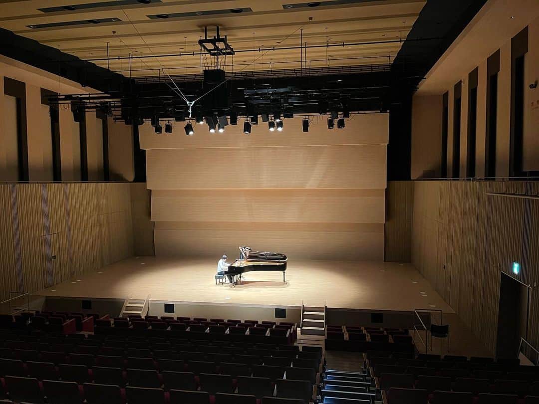 金子三勇士のインスタグラム：「Rehearsal at Starts Otakanomori Hall.  #金子三勇士 #ピアノリサイタル #スターツおおたかの森ホール #満員御礼 #千葉県 #流山市 #ピアノリサイタル #コンサート #ピアノ #ピアニスト #pianist #SteinwayArtist #MiyujiKaneko #ontour #piano #concert #pianorecital #Nagareyamacity #Chiba #Japan #StartsOtakanomoriHall #Soldout」