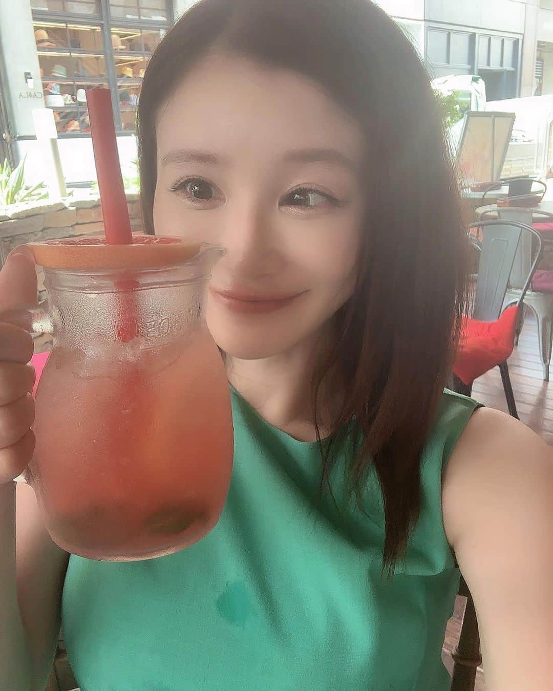 手島優のインスタグラム：「・  今は1人でいると不安になってしまうので、お友達との時間がとってもありがたいです✨　  (理由はアメブロてじ日記を見てね📝)  ・　  そういえば昨日夫とテレビ見てて  Mrs. GREEN APPLEさんが出演してらして  「披露宴で流したねー♪ Soranji」 って言ったら  「知らんし。」  って言われて…   なんで私たちの事なのに知らないの？って思って悲しくなってたら…  そーだわ。曲とか全部私が決めたんだったわ。　 当日緊張してて夫は曲聴いてる余裕なかったか。  じゃあしょうがない。✋  って落ち着きました。　　 　 　 　  が、、、　　 　  冷静になると、、　  　 ちゃんと事前にこの曲流すけど良い？って確認するために紙見せて許可もらったよなぁ。。🧐 　　  あいつ…。。　 やっぱりただ忘れてただけだろ。。😶笑　  　  　  #楽しい時間　#感謝　#友達　#ありがとう　#不安　#マタニティライフ　#他愛もない話 #夫婦　#会話　#mrsgreenapple #披露宴　#結婚式　#音楽　#soranji #思い出」