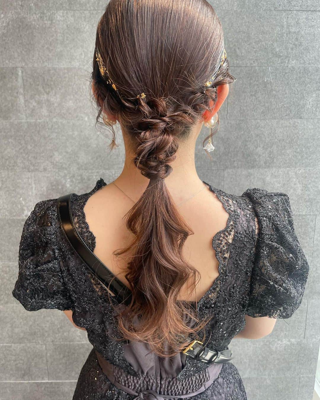 YUMIKOのインスタグラム：「タイトとふんわりのアレンジ☺︎ 19ミリで巻いてます  金箔付き〜  #結婚式ヘアアレンジ#札幌美容室#札幌美容師#sknow#ヘアアレンジ#お呼ばれヘア#결혼식#헤어#前髪パーマ#좋아요#卒業式ヘア#홋카이도」