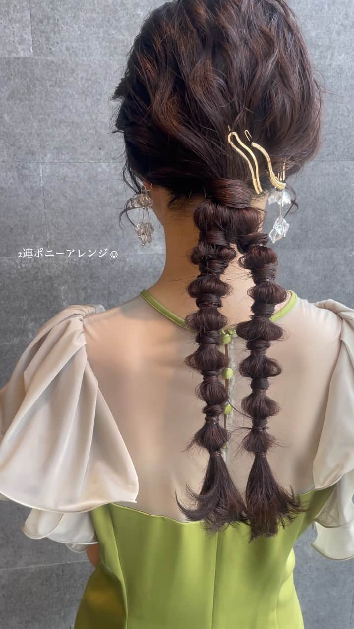 YUMIKOのインスタグラム：「2連ポニーアレンジ☺︎ ツインテールよりオトナっぽく仕上げたい方におすすめです☺︎  #結婚式ヘアアレンジ#札幌美容室#札幌美容師#sknow#ヘアアレンジ#お呼ばれヘア#결혼식#헤어#前髪パーマ#좋아요#卒業式ヘア#홋카이도」