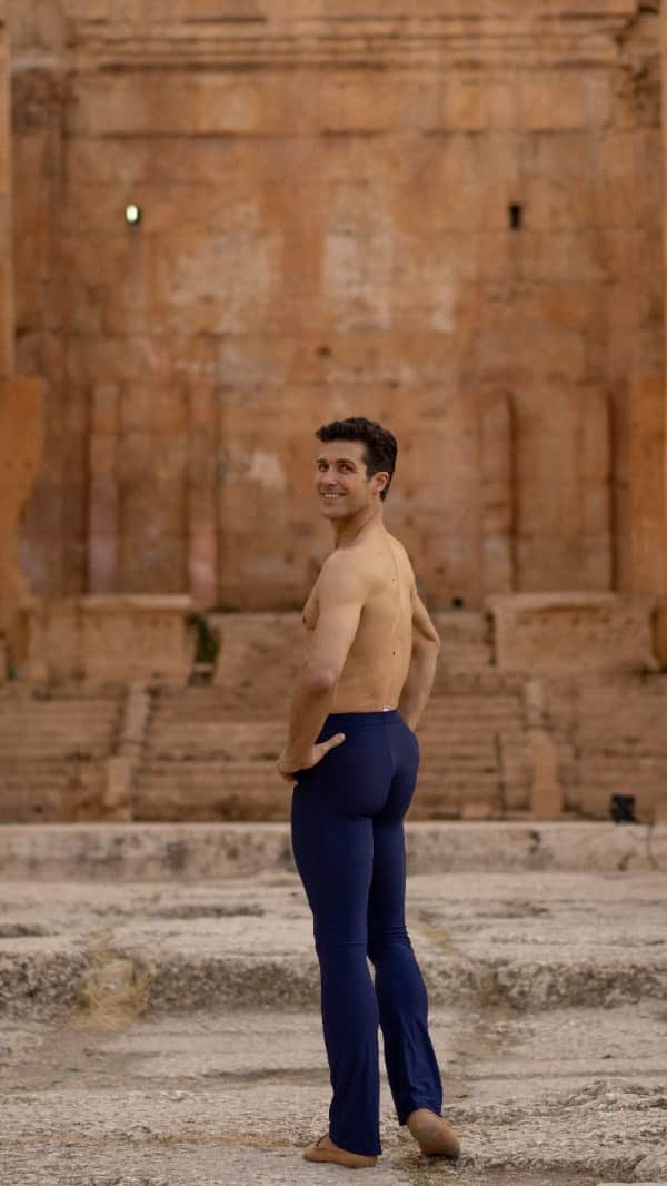 ロベルト・ボッレのインスタグラム：「Dancing tonight in one of the most amazing places on Earth. ❤️  The monumental complex of Baalbek is an outstanding example of a Roman sanctuary and one of the most impressive testimonies to the Roman period at its apogee that displays to the full the power and wealth of the Roman Empire. It contains some of the largest Roman temples ever built, and they are among the best preserved.   #robertobolleandfriends #bolletour2023 @icibeyrouth @thisisbeirutnews @italyinlebanon @iiclibano  📸 @dancersdiary」