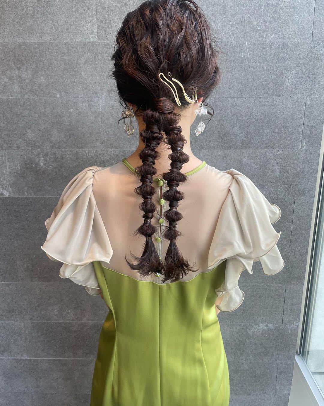 YUMIKOのインスタグラム：「2連ポニーアレンジ☺︎ ツインテールよりオトナっぽく仕上げたい方におすすめです☺︎  #結婚式ヘアアレンジ#札幌美容室#札幌美容師#sknow#ヘアアレンジ#お呼ばれヘア#결혼식#헤어#前髪パーマ#좋아요#卒業式ヘア#홋카이도」