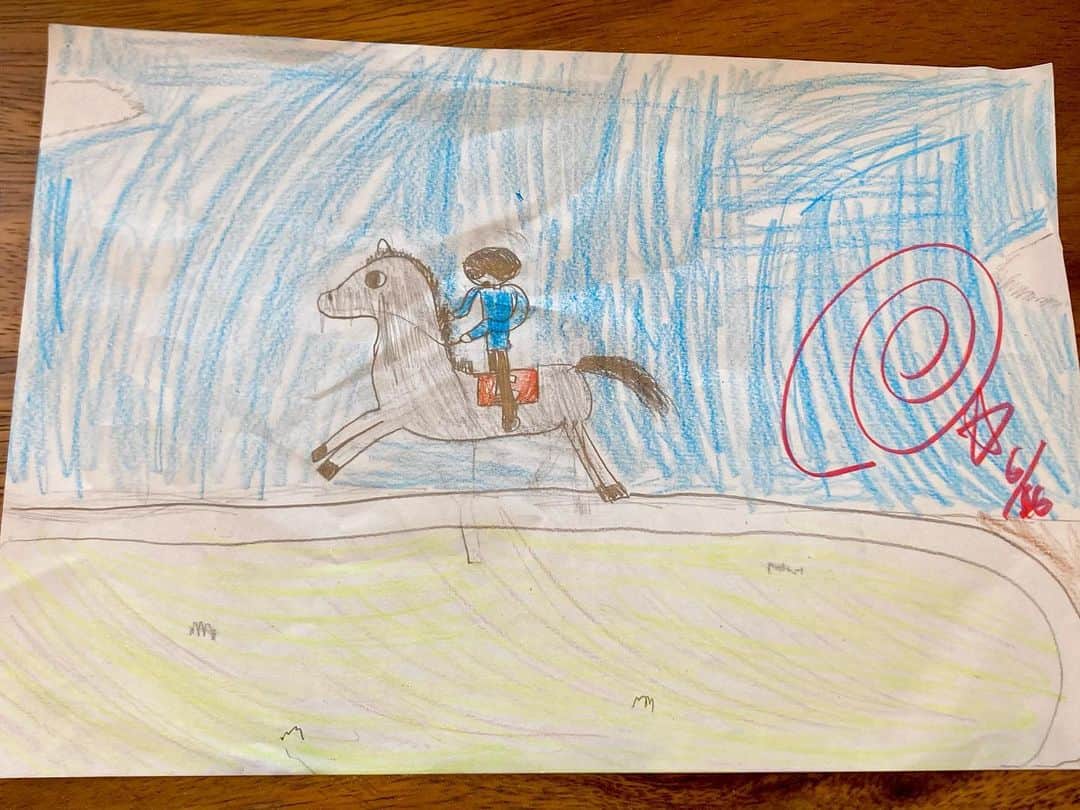 六車奈々のインスタグラム：「せりが、学校の休み時間に描いたんだって。芝コースを走っている馬🐎🤣  #娘の絵 #競馬 #血統だな」