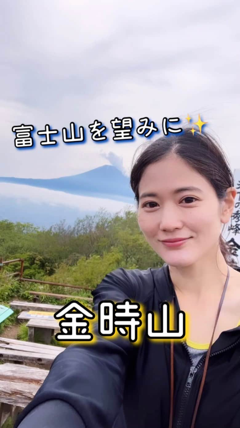 一双麻希 のインスタグラム：「大きな富士山を望みに、金時山ハイク⛰✨ 金時神社▶︎金時宿り石▶︎頂上のコースで らくらく往復3時間😊 絶景の頂上は時間を忘れるほど居てしまいます。😌  #金時山 #箱根 #金太郎茶屋   #登山初心者 #百名山 #低山 #低山ハイク #富士山が見える場所 #日本百名山 #絶景 #山女 #山ガール #山好き #登山女子 #山好き #登山 #山好きな人と繋がりたい #アウトドア好き #日本の絶景 #アウトドア女子 #ハイキング #箱根旅行 #富士山 #登山ファッション #登山コーデ #peakperformance #newera #japanview #mtfuji #hiking #いっそうまき山記録」