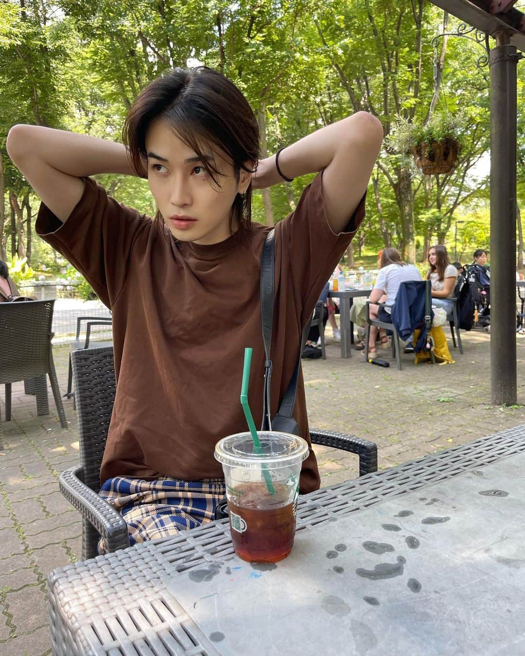 カルマさんのインスタグラム写真 - (カルマInstagram)「☕️🌳🌱 たまには光合成〜 少しは焼けんと太陽の照り返しでみんなにサングラスかけてもらわないけんくなる🕶 カメラはユウテナの人📸いつも仕事外に呼び出してすいませんw」7月1日 19時35分 - karuma3923