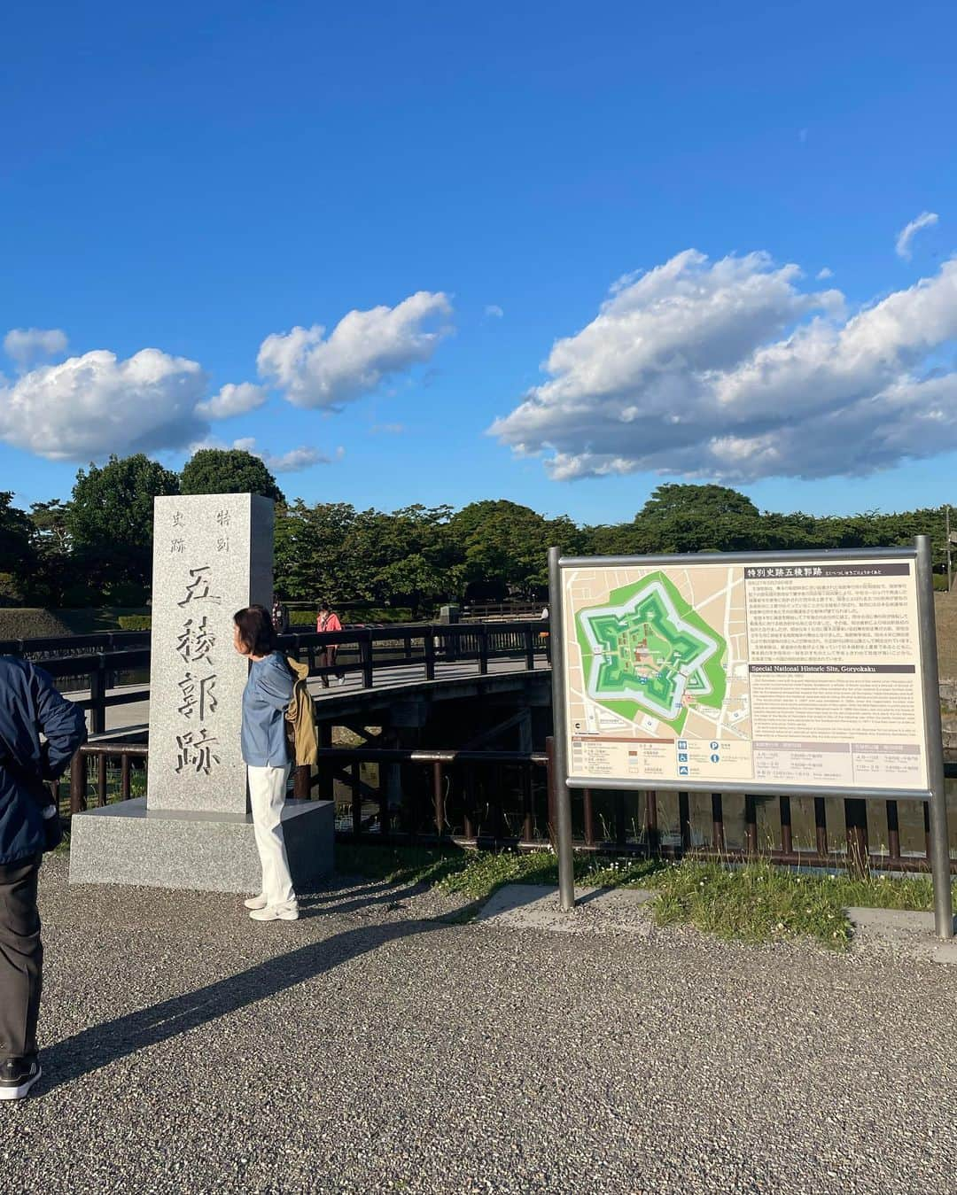 海江田麻貴さんのインスタグラム写真 - (海江田麻貴Instagram)「ㅤㅤㅤㅤㅤ  ㅤㅤㅤㅤㅤ すこし前のはこだて旅👼いちにちめ  ㅤㅤㅤㅤㅤ 緑と海をいっぱい感じられて非日常がほんっっっまにしあわせで とても心が満たされた😌🍃  ㅤㅤㅤㅤㅤ 街並みがちょっぴり鹿児島に似てて懐かしい気持ちに(◜ᴗ◝ ) ずっとたのしいし景色綺麗だし美味しいし函館住みたくなりました😌 ㅤㅤㅤㅤㅤ  ㅤㅤㅤㅤㅤ有名なの知らなくてなんも考えんとカレー頼んだけどたぶんバーガー頼むべきやったよナ(◜ᴗ◝ )www  ㅤㅤㅤㅤㅤ  ㅤㅤㅤㅤㅤ ㅤㅤㅤㅤㅤ ㅤㅤㅤㅤㅤ #函館 #函館観光 #函館旅行 #hakodate #hokkaido #北海道 #金森赤レンガ倉庫 #五稜郭 #violetta #japanesegirl #日本女孩 #naturechill #ラッキーピエロ」7月1日 19時29分 - _makiii0924_