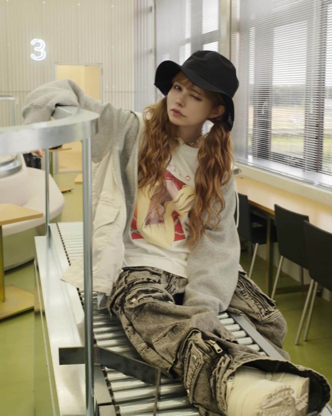 益若つばさのインスタグラム：「新潟行った時の私服。ゆるめ。  T shirt… @ttt_eee_nnn THX!🫶🏻 outer… @sacaiofficial  denim… @_personsoul_  kicks… @fila_japan_official  hat… @ca4la_official  necklace… @hyke  男の子にお洋服と顔参考にしてるって言ってもらえる機会が増えた。 時代だねぇ〜性別問わずみんなで高め合えるの嬉しいねぇ〜🫶🏻🌈  とりあえず太めのデニム(カーゴパンツ系)はまってます。  #ootd#outfit #sacai#kicks #fila」