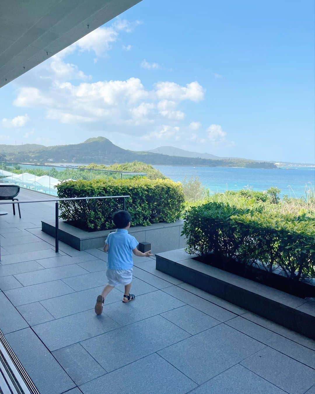 越馬千春さんのインスタグラム写真 - (越馬千春Instagram)「. 7月スタート✨☀️🌊  海行きたいなと思い思い出投稿👙  #男の子ママ#👩🏻#ママライフ#ママ#育児日記#年子育児#年子兄弟#年子兄弟#4歳男の子#2歳男の子#ハレクラニ沖縄#halekulaniokinawa#沖縄子連れ旅行  #chiharukoshiba_trip #子連れ旅行」7月1日 19時38分 - chiharukoshiba