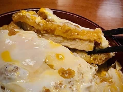 仁科貴さんのインスタグラム写真 - (仁科貴Instagram)「地元飲み仲間の先輩の、あそこ、かつ丼が美味いんだよな…と云う言葉を思い出し… #そば処末広 さんに行って来た。竹(#かつ丼)セットを冷そばで注文。不思議だったのが、半熟の黄身を、しっかり茹で上がった白身が覆ってた事。順番から云うと最後にかけたもんが半熟なら分かるんだけど。なんか逆な気がする…どんな技？たまたまです？ 独自に蕎麦を栽培されている上に、手打ち。セットのお供は、そば、うどん→温、冷がそれぞれ選べます。とにかく美味しゅうございました。どうやらカツカレーもあるらしい…。  #そば #蕎麦 #そば屋 の #カツ丼 #つつじヶ丘 #最近食べた美味いもん」7月1日 19時49分 - takashi_nishina