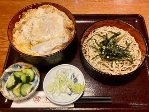 仁科貴さんのインスタグラム写真 - (仁科貴Instagram)「地元飲み仲間の先輩の、あそこ、かつ丼が美味いんだよな…と云う言葉を思い出し… #そば処末広 さんに行って来た。竹(#かつ丼)セットを冷そばで注文。不思議だったのが、半熟の黄身を、しっかり茹で上がった白身が覆ってた事。順番から云うと最後にかけたもんが半熟なら分かるんだけど。なんか逆な気がする…どんな技？たまたまです？ 独自に蕎麦を栽培されている上に、手打ち。セットのお供は、そば、うどん→温、冷がそれぞれ選べます。とにかく美味しゅうございました。どうやらカツカレーもあるらしい…。  #そば #蕎麦 #そば屋 の #カツ丼 #つつじヶ丘 #最近食べた美味いもん」7月1日 19時49分 - takashi_nishina