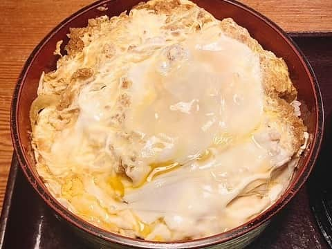 仁科貴さんのインスタグラム写真 - (仁科貴Instagram)「地元飲み仲間の先輩の、あそこ、かつ丼が美味いんだよな…と云う言葉を思い出し… #そば処末広 さんに行って来た。竹(#かつ丼)セットを冷そばで注文。不思議だったのが、半熟の黄身を、しっかり茹で上がった白身が覆ってた事。順番から云うと最後にかけたもんが半熟なら分かるんだけど。なんか逆な気がする…どんな技？たまたまです？ 独自に蕎麦を栽培されている上に、手打ち。セットのお供は、そば、うどん→温、冷がそれぞれ選べます。とにかく美味しゅうございました。どうやらカツカレーもあるらしい…。  #そば #蕎麦 #そば屋 の #カツ丼 #つつじヶ丘 #最近食べた美味いもん」7月1日 19時49分 - takashi_nishina