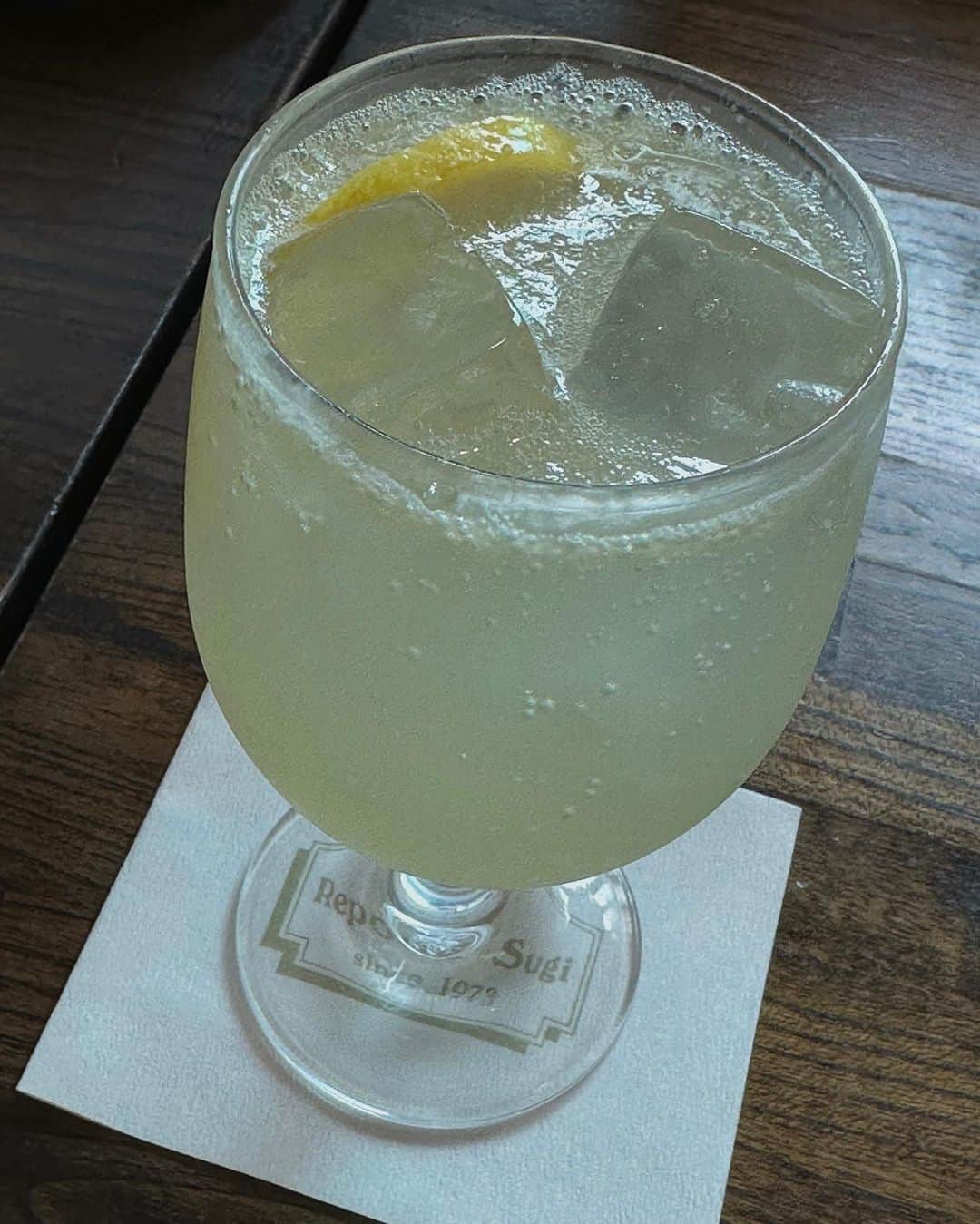 のインスタグラム：「🍋🧊飲むと元気になる酸っぱめなレモンスカッシュ、美味しい〜」