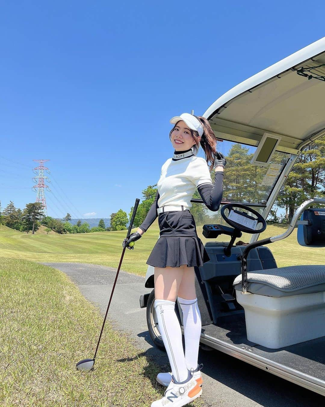 波田妃奈さんのインスタグラム写真 - (波田妃奈Instagram)「ゴルフコース本格デビュー⛳️☀️ ウェアはゴルフ始める前から可愛くて気になってた  @junandrope さんで揃えたよ💓  ゴルフはフェアにプレーしやすいので 色んな人と長く楽しめると思って始めてみました🔰  大人になって新しいスポーツを習得するのって 難しいけど新鮮で楽しい！！  スコアはまだまだだけど ここから頑張って上手くなるぞー✊🏻  #ボディメイク #フィットネス #トレーニング #ひなトレ🐥 #モデル #エニタイム女子 #波田妃奈 #workout #bodymake #fitness #gym #healthy #japangirl #model #ゴルフ #ゴルフ女子 #ゴルフウェア #ゴルフコーデ #parisgolf #golf #junandrope #ラウンドデビュー」7月1日 19時51分 - hina__fitness