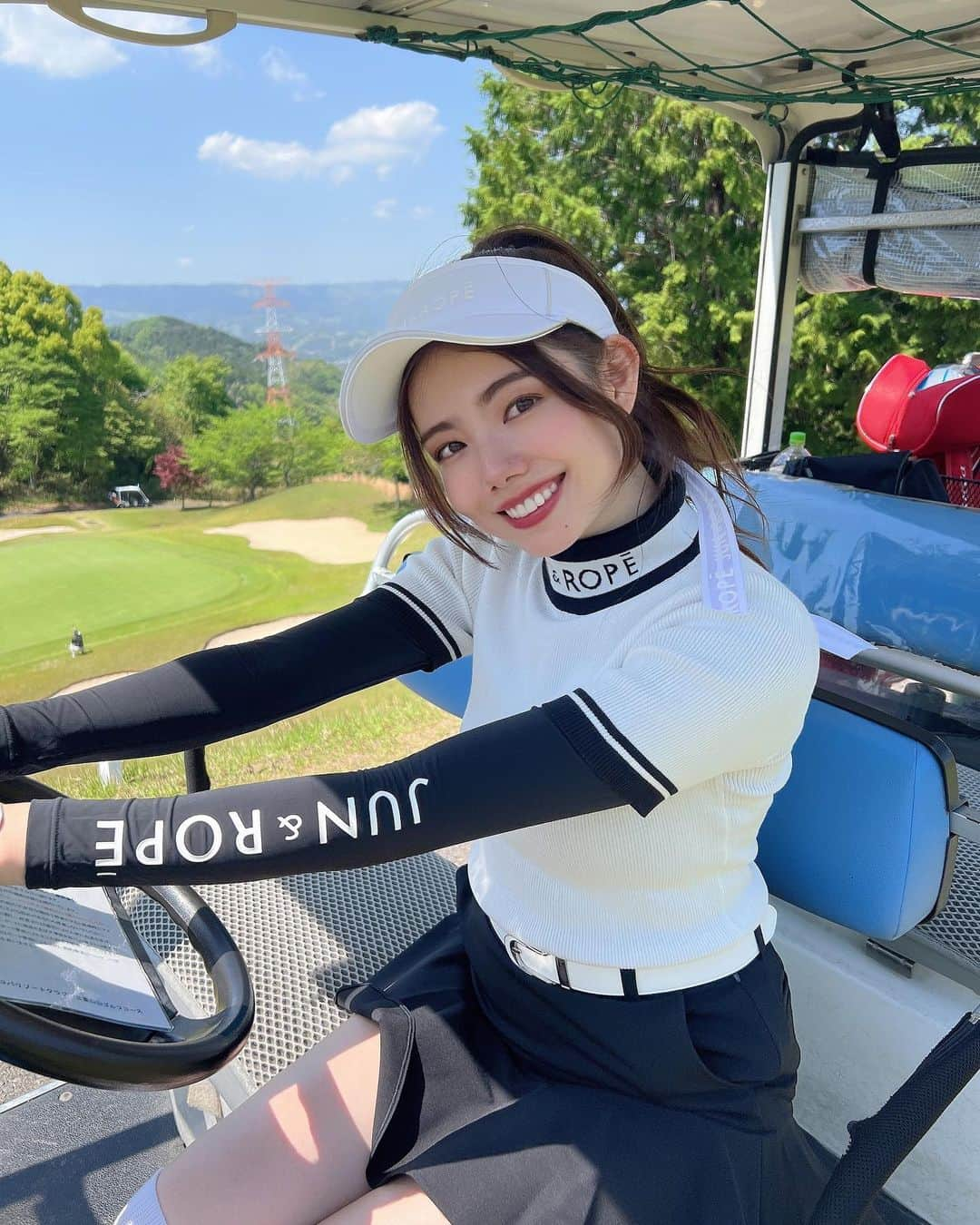 波田妃奈のインスタグラム：「ゴルフコース本格デビュー⛳️☀️ ウェアはゴルフ始める前から可愛くて気になってた  @junandrope さんで揃えたよ💓  ゴルフはフェアにプレーしやすいので 色んな人と長く楽しめると思って始めてみました🔰  大人になって新しいスポーツを習得するのって 難しいけど新鮮で楽しい！！  スコアはまだまだだけど ここから頑張って上手くなるぞー✊🏻  #ボディメイク #フィットネス #トレーニング #ひなトレ🐥 #モデル #エニタイム女子 #波田妃奈 #workout #bodymake #fitness #gym #healthy #japangirl #model #ゴルフ #ゴルフ女子 #ゴルフウェア #ゴルフコーデ #parisgolf #golf #junandrope #ラウンドデビュー」