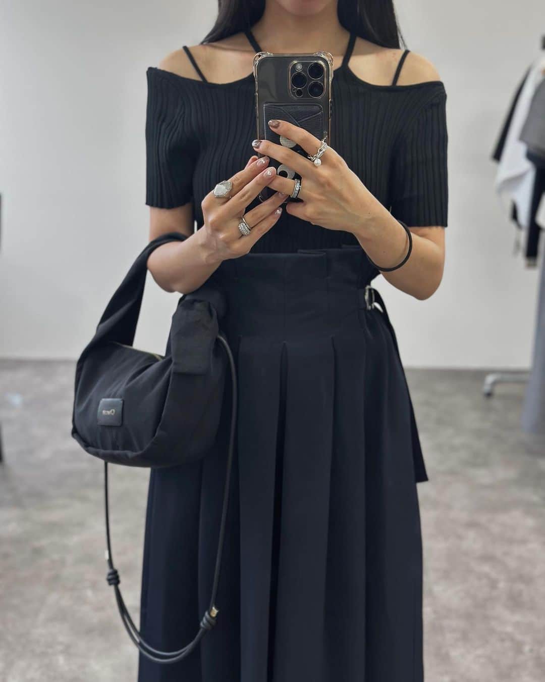 鈴木詩織のインスタグラム：「最近の色々というより、食べたもの♡  ここ二ヶ月くらいグルテンをかなり控えてて、そしたらやはり便通も良くなったし肌荒れも改善してきた🫶🏻✨ パン好きなので最初はツラかったけど、今は出先だけにしてるのでそれくらいがちょうどいいみたい🥰  そんな私の食事たちでした🙇🏻‍♀️  この日のコーデは @odorata_official のデコルテ部分がポイントなニットトップス🖤 短丈なのでちょっとウエスト見せもいいのかもだけど、私はハイウエストボトムスで合わせてみたよ🫡  この時期意外と室内は寒かったりするからこうゆう袖丈のトップスは助かるなぁ🤍✨  ⁡  #shiorin_styling#odorata #オドラタ #トレンドコーデ #大人カジュアル #夏コーデ #シンプルコーデ #トレンド #ハイビジュアル #スタイルアップ　#初夏コーデ #肌見せ #大人コーデ」