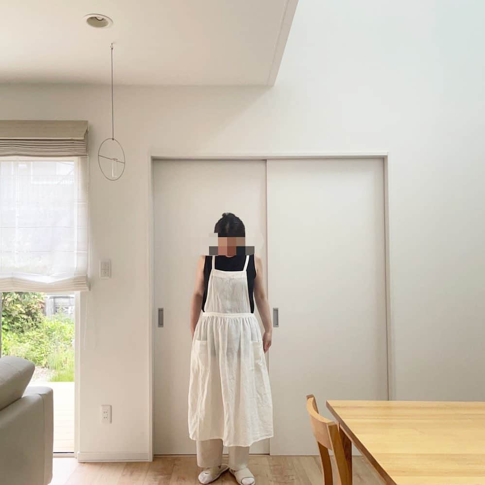 MICHICのインスタグラム：「＋＋＋ . . . 気に入っていたリネンエプロンの紐が引きちぎれシミだらけになりいよいよ新しいの買わねば！ってなり  ご縁あってオーダーした3wayエプロンワンピースが届いて気分よく料理してます！？(たまに作りたくない病になるけど) かわいいから田舎のスーパーならこのまま買い物に出かけたりしてます しかし、二の腕ヤバい😂　  型違いで、もう一着オーダーしたいくらい . . . ＋＋＋」