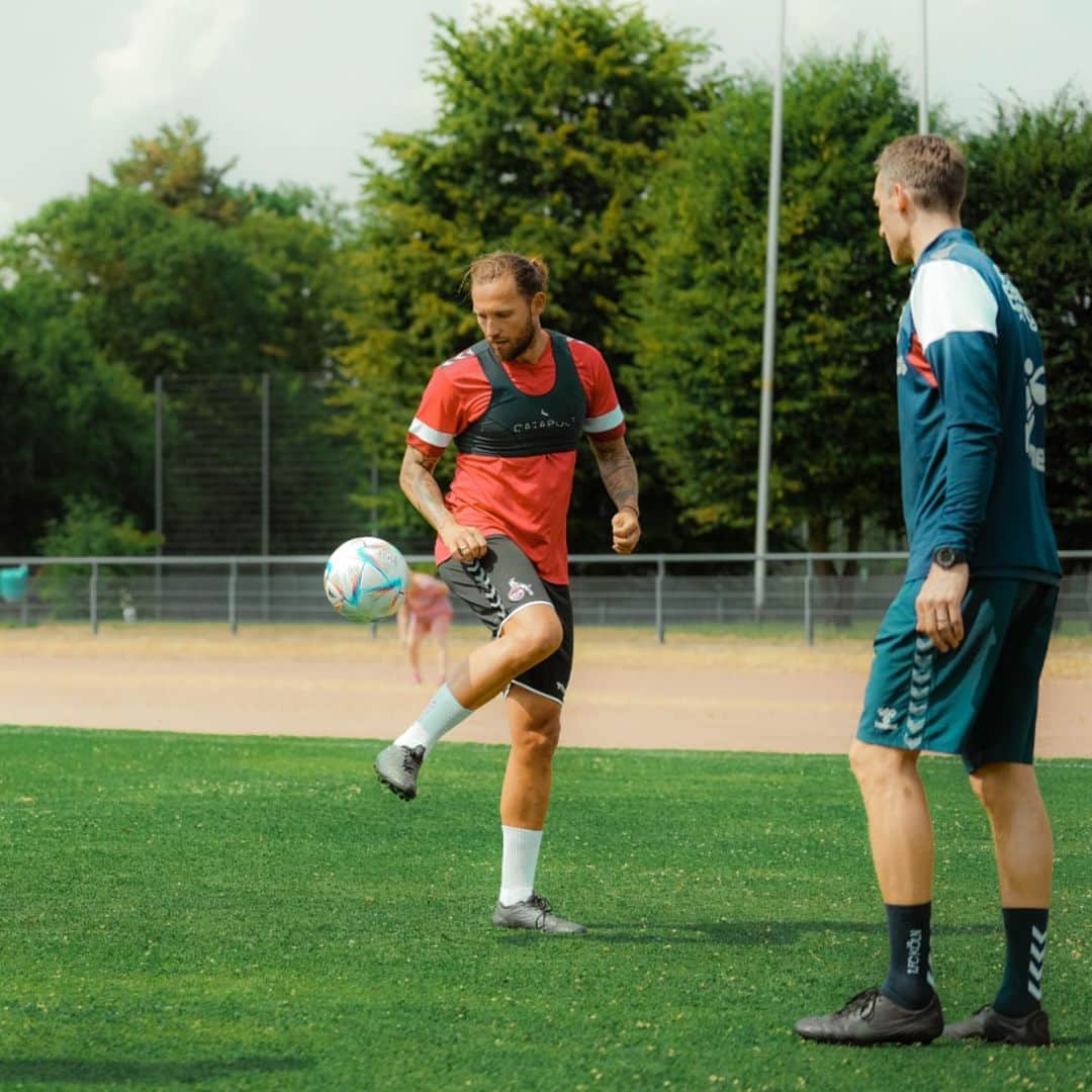 マルコ・ヘーガーのインスタグラム：「Endlich wieder 🔴⚪️  #rutwiess #effzeh #finally #love #köln #fc #liebe #home #back #proud #blessed #positivevibes #thankful #mh37 #heimat #training」