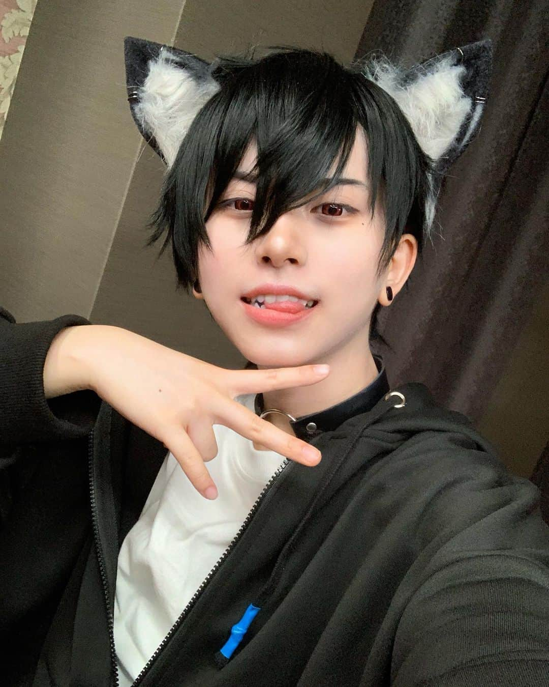 千葉のインスタグラム：「🐺🍎   #人狼  #コスプレ  #cosplay #cosplayer  #コスプレイヤー  #wolf」