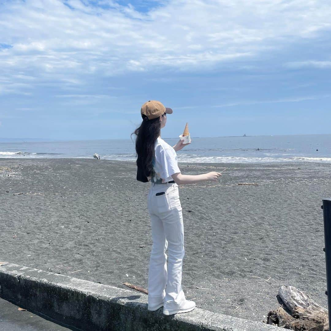 木内舞留のインスタグラム：「今年は海の家行きたいなぁサーフィンとかしてみたいな🏄🏻‍♀️」