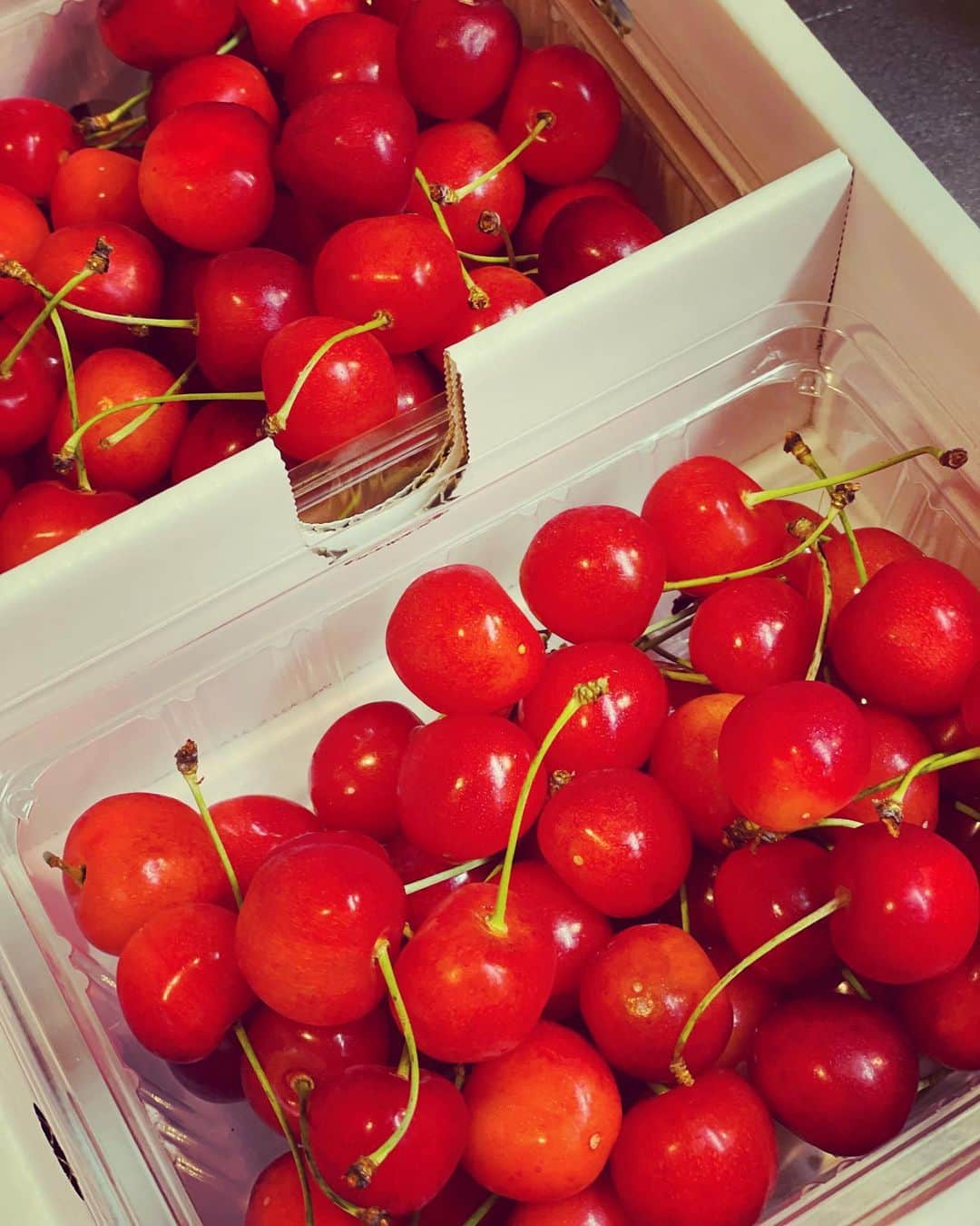 石原あつ美のインスタグラム：「＊ 毎年、旦那👨のご両親が送って下さる🍒が絶品なのである。  この季節の楽しみの一つ😊  息子っちには種をとってカットして渡してるのだけど 美味しすぎておかわりの連続…笑  わかるわかる、美味しいもんねぇ〜  旬のものはパワーが出るなぁ🤤🩷  ここ最近はやらなきゃいけない事が盛りだくさんな上に 時間に追われる事が多くて ふぅー😮‍💨ってなる事が多かったけど… なんだか元気出たので、ラストスパート頑張るである!!  #さくらんぼ🍒  #佐藤錦 #こんなに美味しいとは  #縁遠かった食べ物の一つ」