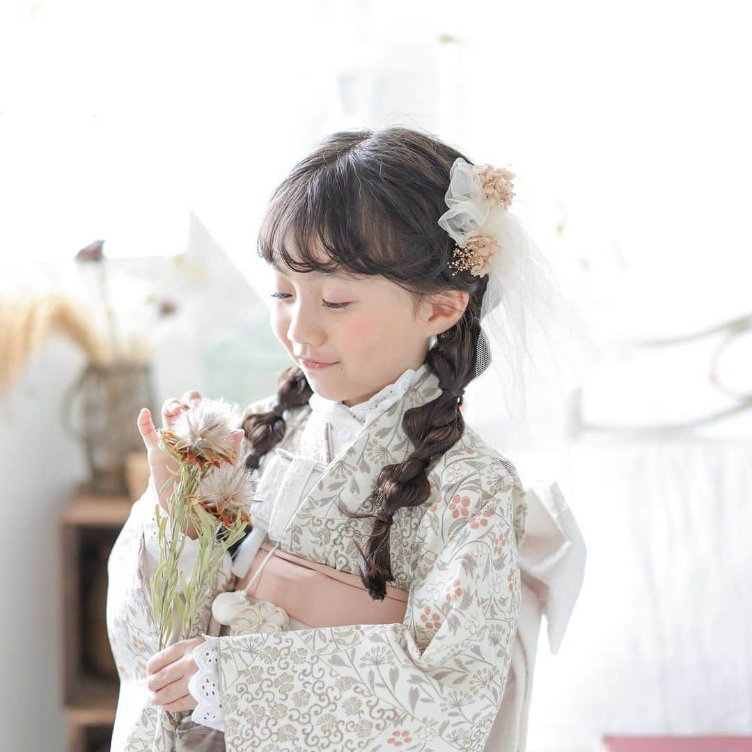 photo maison toctocのインスタグラム：「*七五三小物新入荷予定のお知らせ* . . toctocでは新しく七五三の小物を全店入荷予定です* 入荷は8月以降を予定しております* 詳細は後日お知らせいたします。 . 今回は日進東郷店女の子の新しい小物を使った お着物コーデをご紹介します* . 女の子では、首元からちらりと見える レースのシャツやつけ襟、 それに合わせたレースの髪飾りや 靴下をご用意しております* . ご姉妹でお揃い風にすることも可能です* . また、7歳の女の子はお着物につけるチュールのしごきも お色味に合わせてご準備しております* . . 是非、toctocで華やかに七五三の撮影をしませんか？* . . . . #photomaisontoctoc #フォトメゾントックトック #photomaisontoctoc日進東郷店 #photostudio . . #photomaisontoctoc昭和店 #photomaisontoctoc千種店 #フォトスタジオ #photostudio #愛知県 #名古屋 #名古屋市 #名古屋フォトスタジオ #日進 #バースデーフォト ＃東郷町 #birthdayphoto #７５３  #birthday #キッズフォト　＃七五三 #kidsphoto #親バカ部 #ママリ #ig_kidsphoto #ig_oyabakabu #mamanoko #コドモノ #トックトック #toctoc」